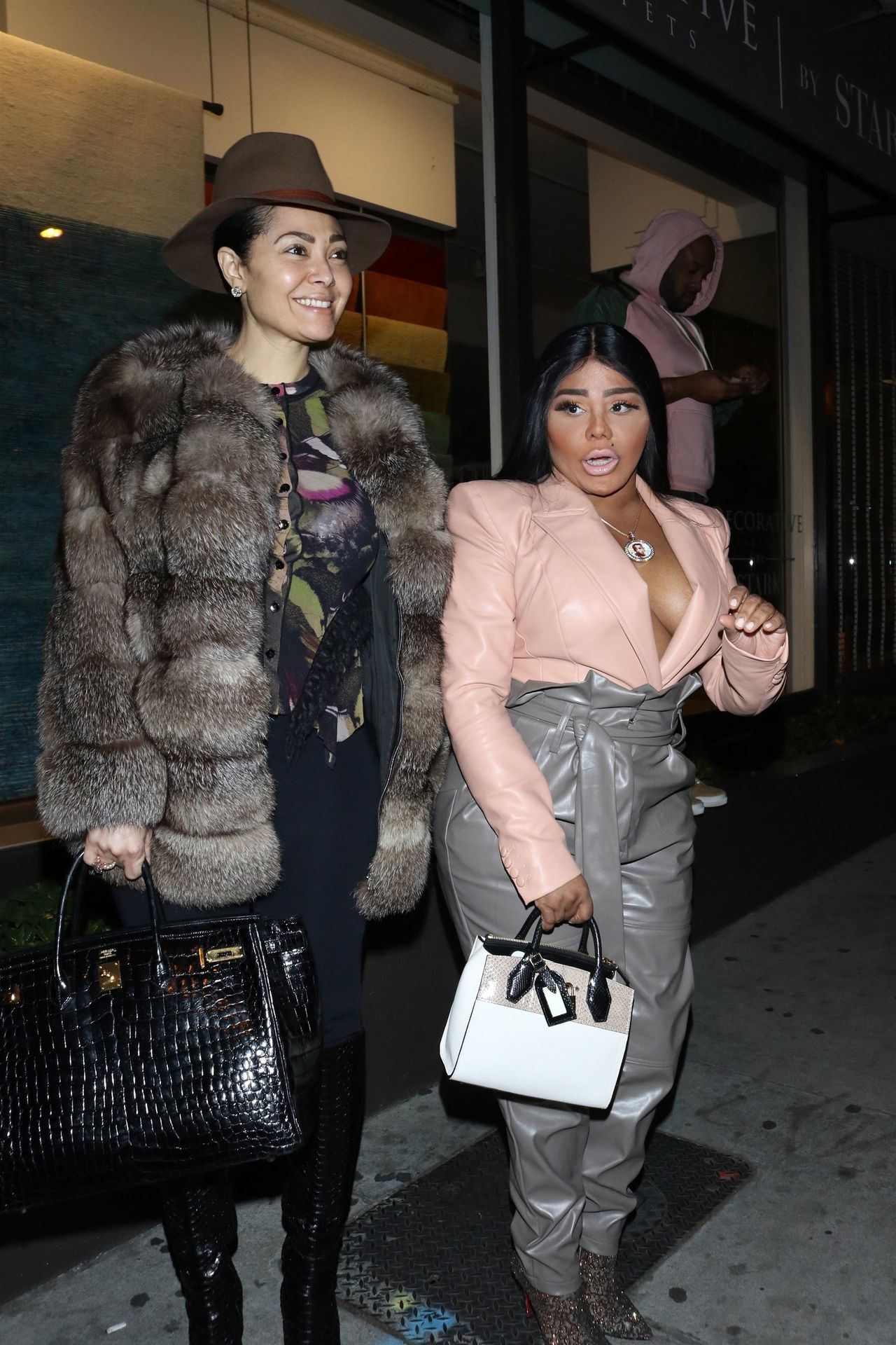 Lil’ Kim Seen Outside Craig’s Restaurant In West Hollywood 0131