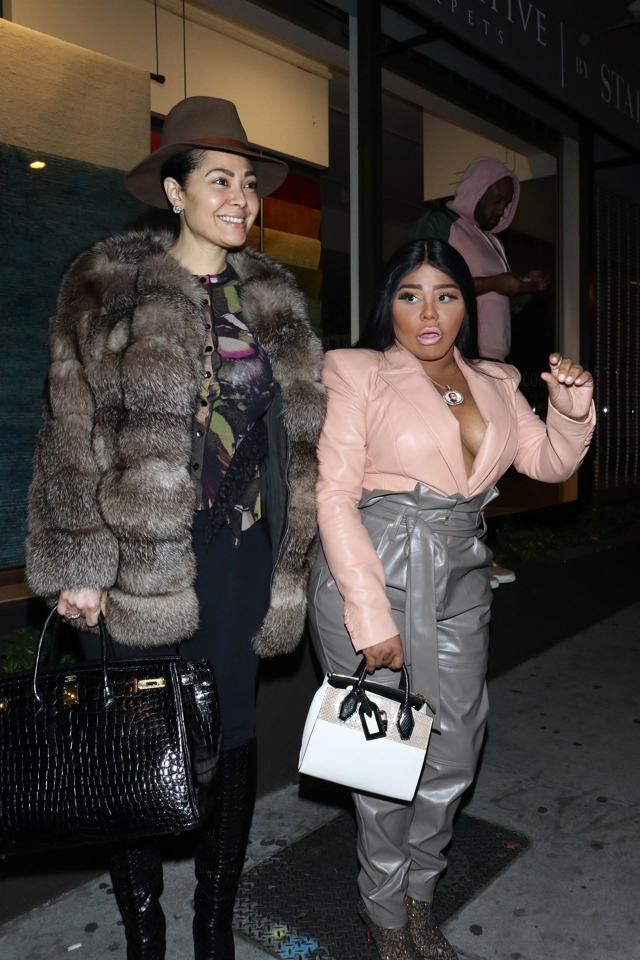 Lil’ Kim Seen Outside Craig’s Restaurant In West Hollywood 0132