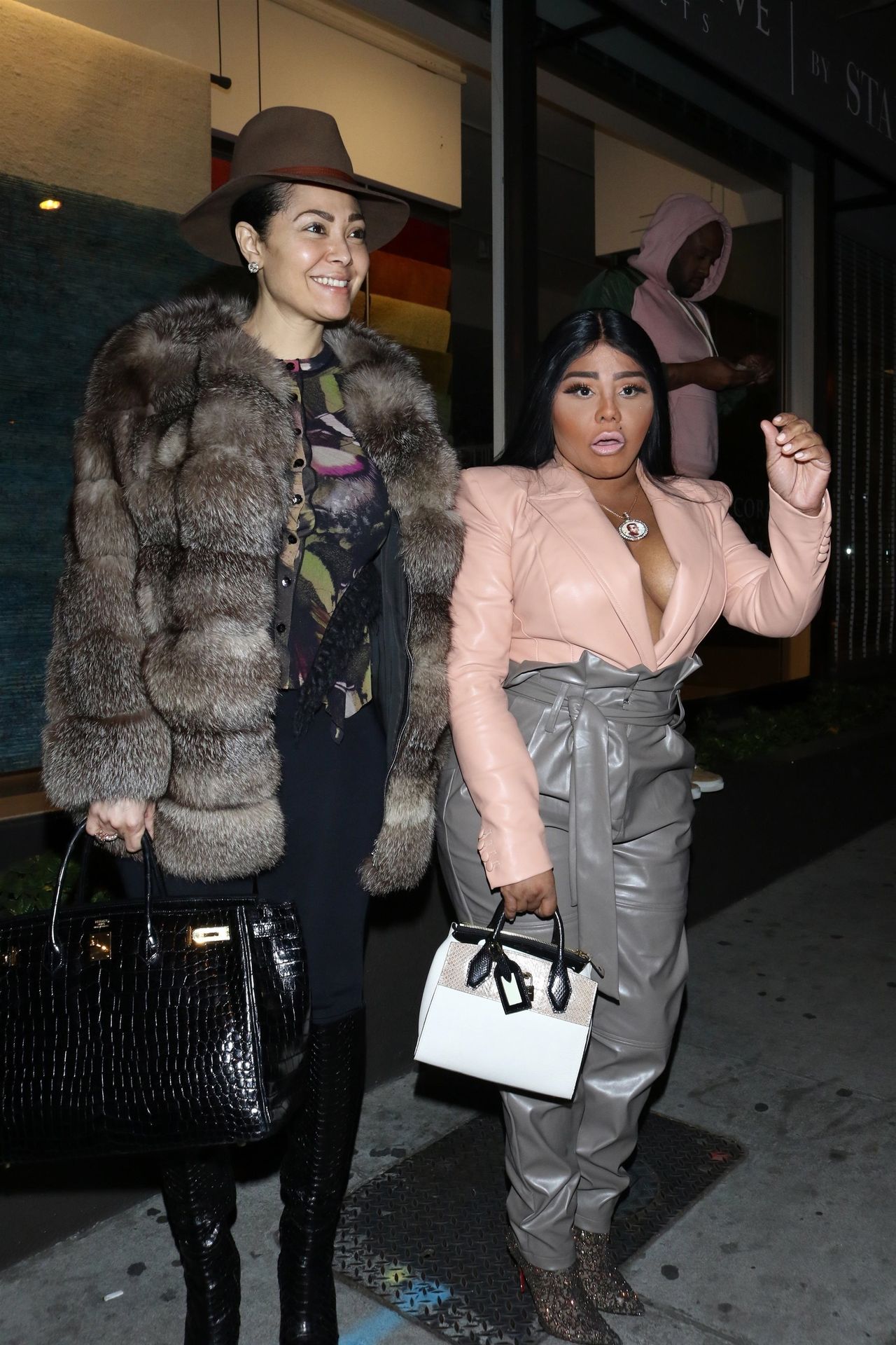Lil’ Kim Seen Outside Craig’s Restaurant In West Hollywood 0133