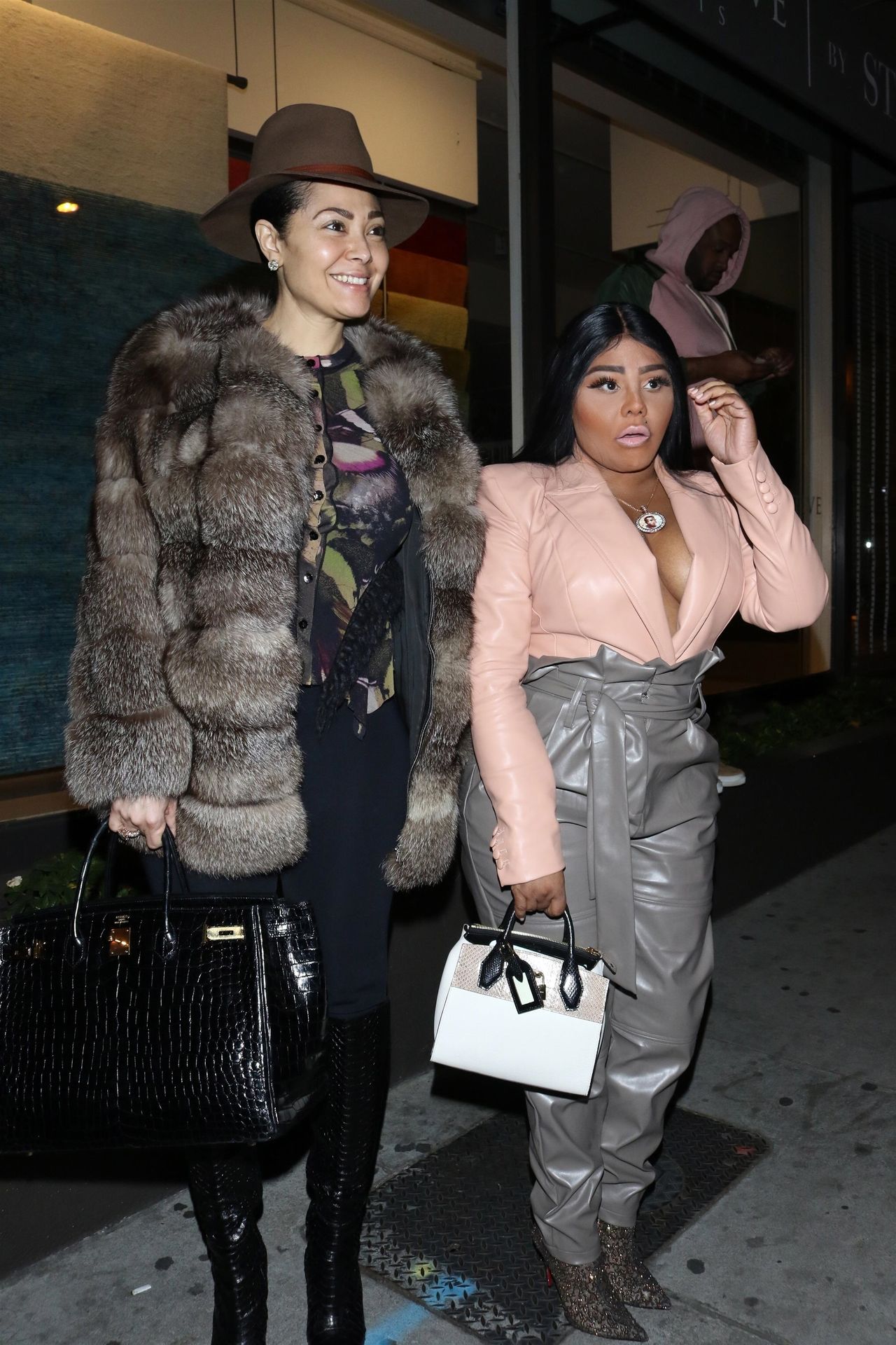Lil’ Kim Seen Outside Craig’s Restaurant In West Hollywood 0134