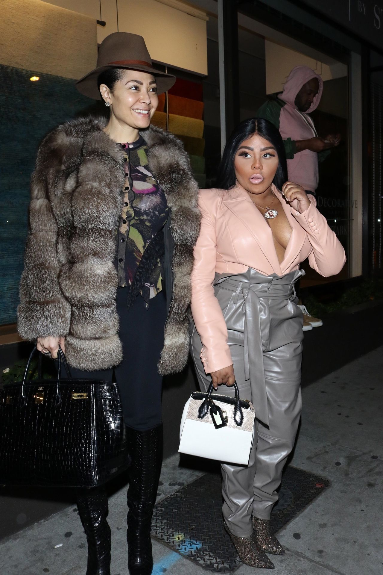 Lil’ Kim Seen Outside Craig’s Restaurant In West Hollywood 0137