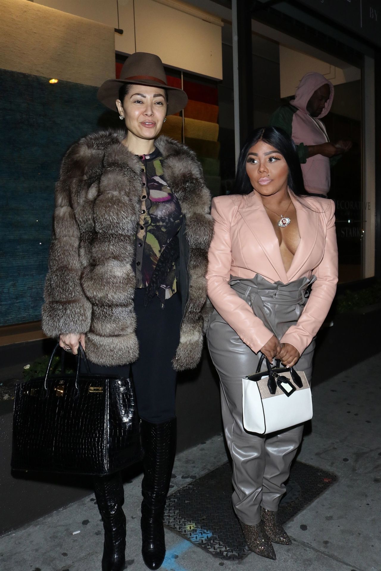 Lil’ Kim Seen Outside Craig’s Restaurant In West Hollywood 0140