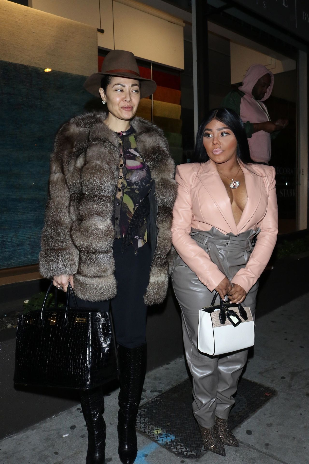 Lil’ Kim Seen Outside Craig’s Restaurant In West Hollywood 0141