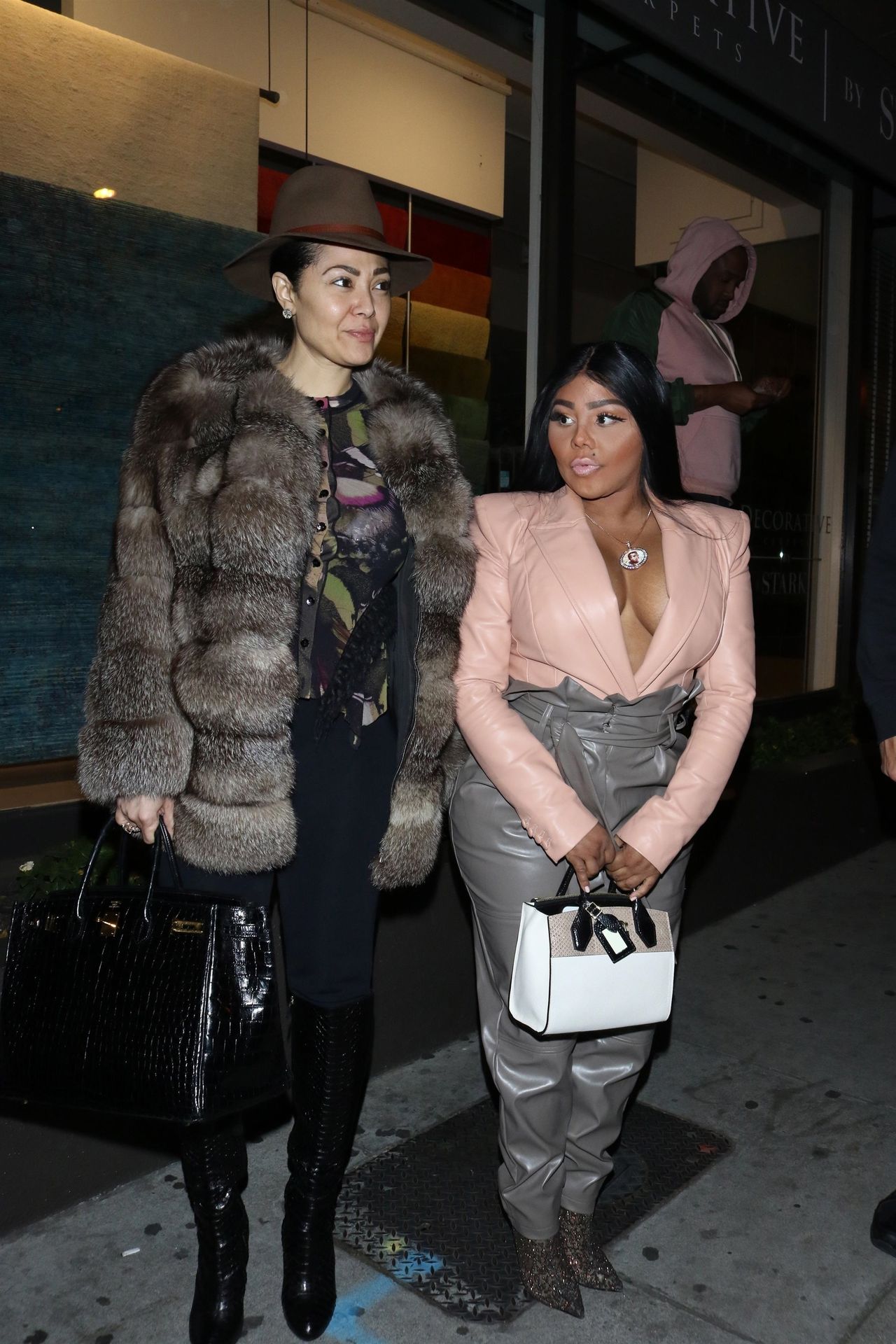 Lil’ Kim Seen Outside Craig’s Restaurant In West Hollywood 0142
