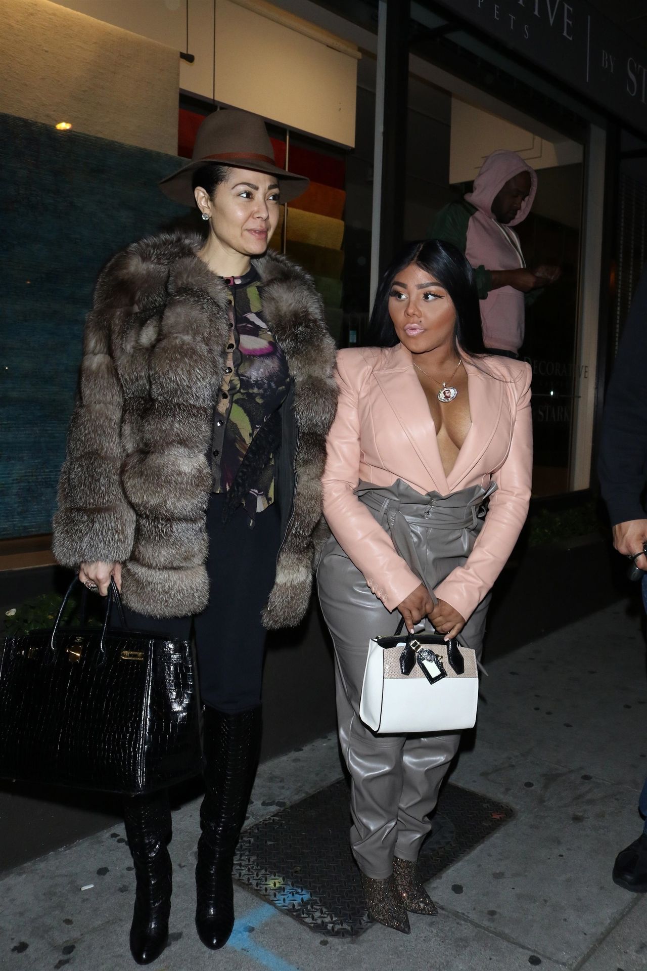 Lil’ Kim Seen Outside Craig’s Restaurant In West Hollywood 0143