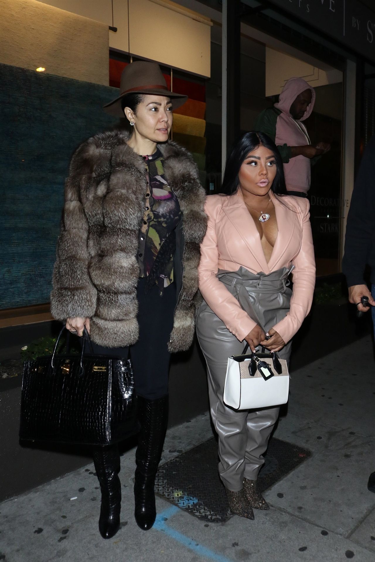 Lil’ Kim Seen Outside Craig’s Restaurant In West Hollywood 0145