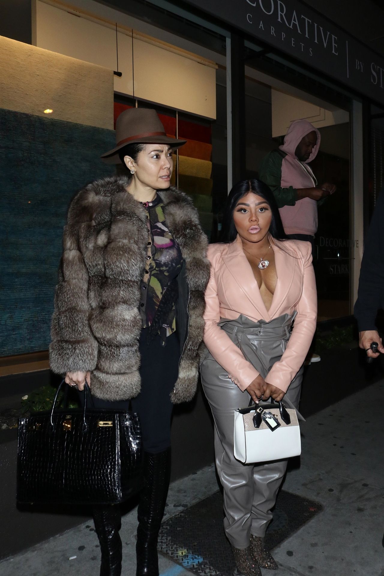 Lil’ Kim Seen Outside Craig’s Restaurant In West Hollywood 0146