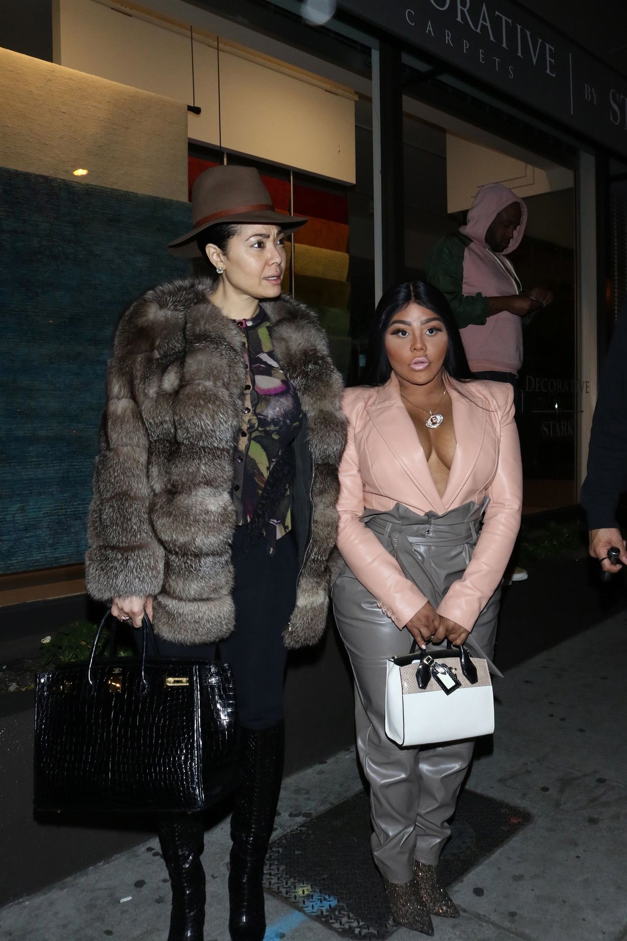 Lil’ Kim Seen Outside Craig’s Restaurant In West Hollywood 0147