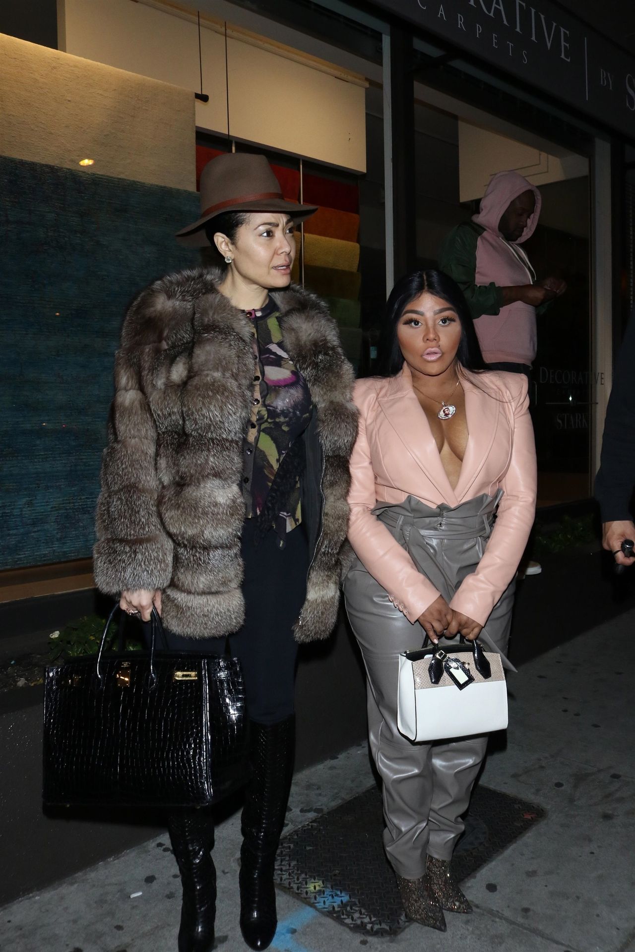 Lil’ Kim Seen Outside Craig’s Restaurant In West Hollywood 0148