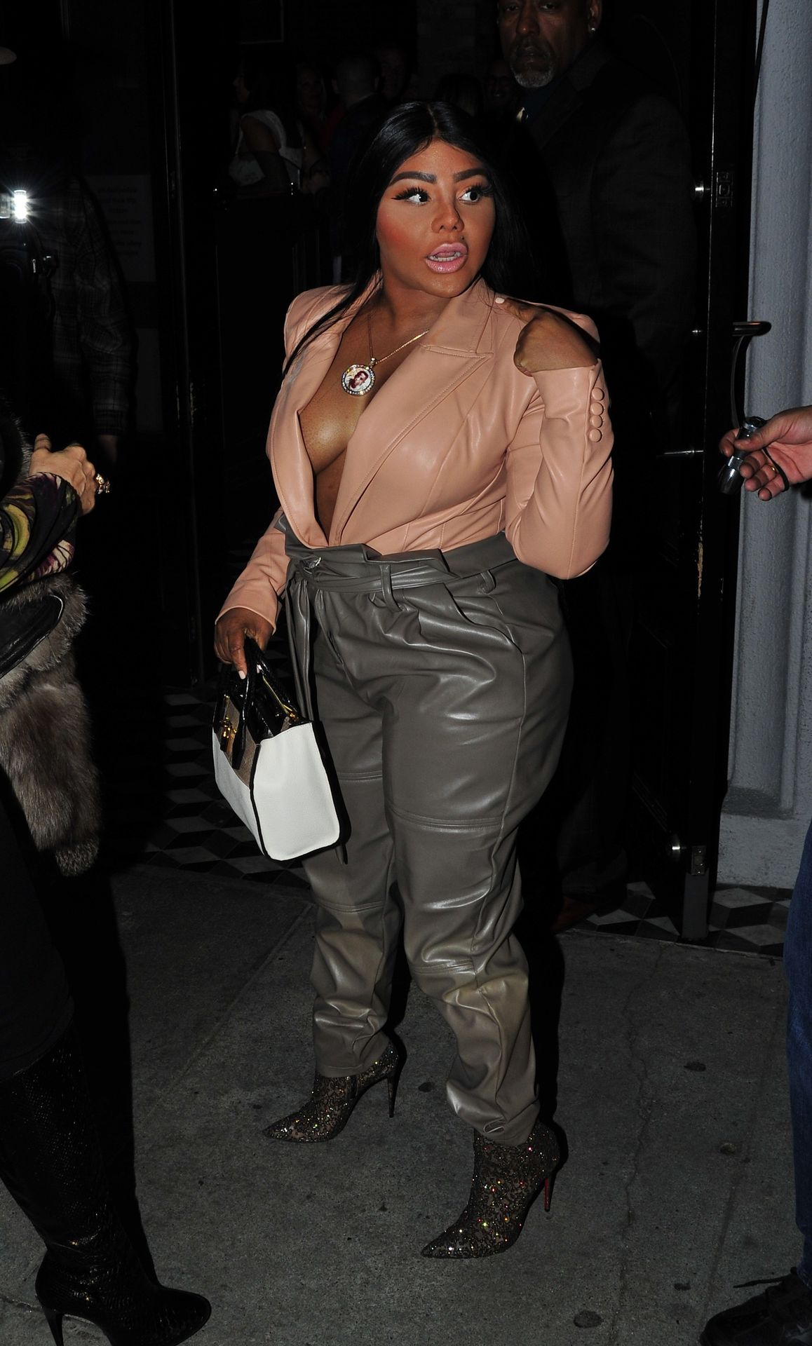 Lil’ Kim Seen Outside Craig’s Restaurant In West Hollywood 0154