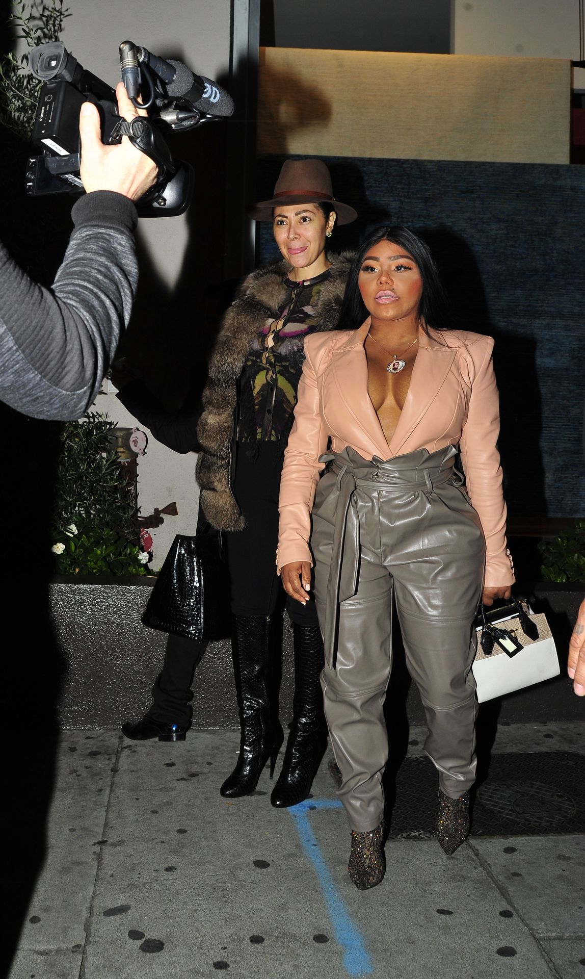 Lil’ Kim Seen Outside Craig’s Restaurant In West Hollywood 0157