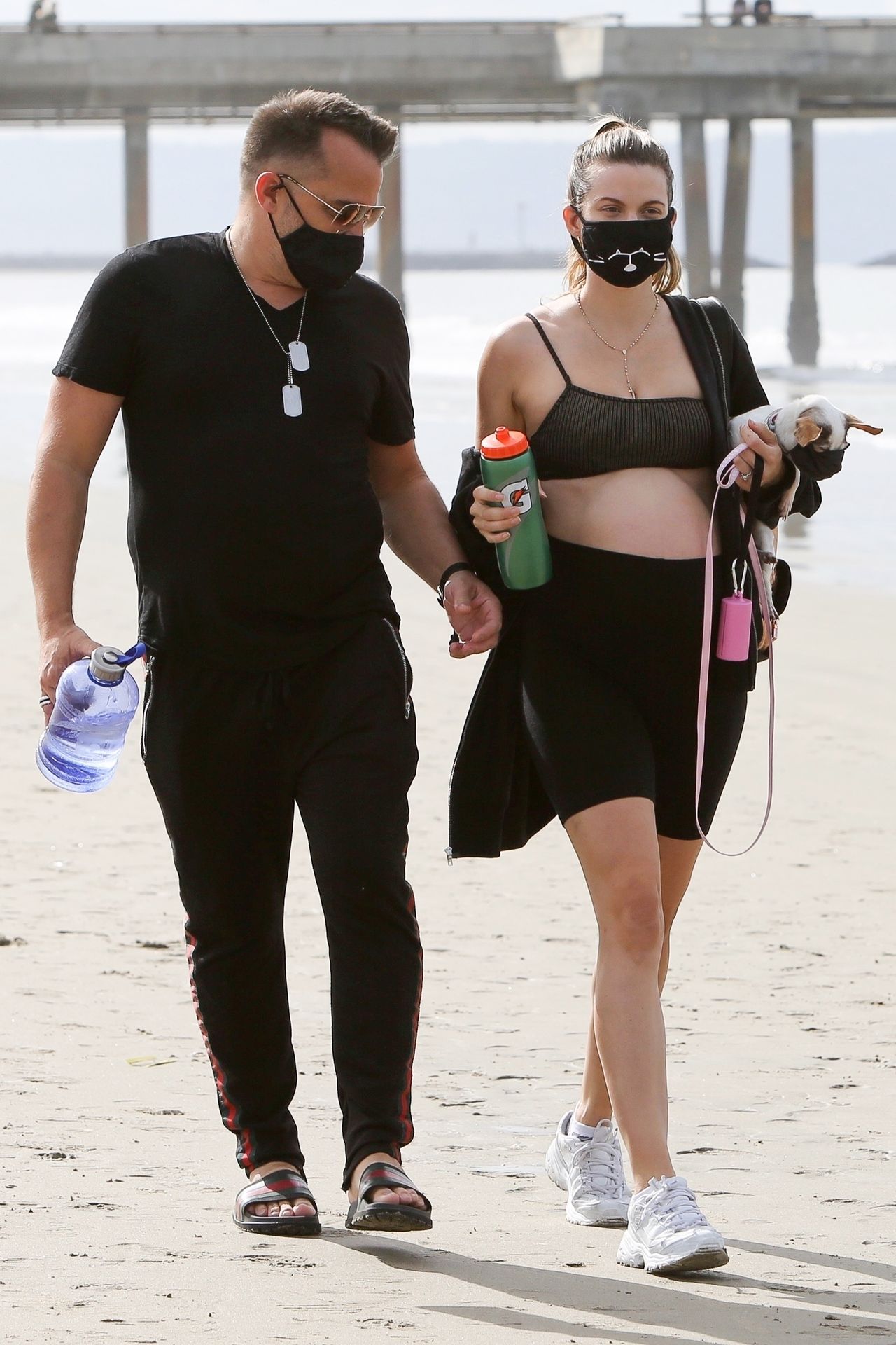 Rachel Mccord Wears A Mask And Shows Off Her Baby Bump At The Beach 0001