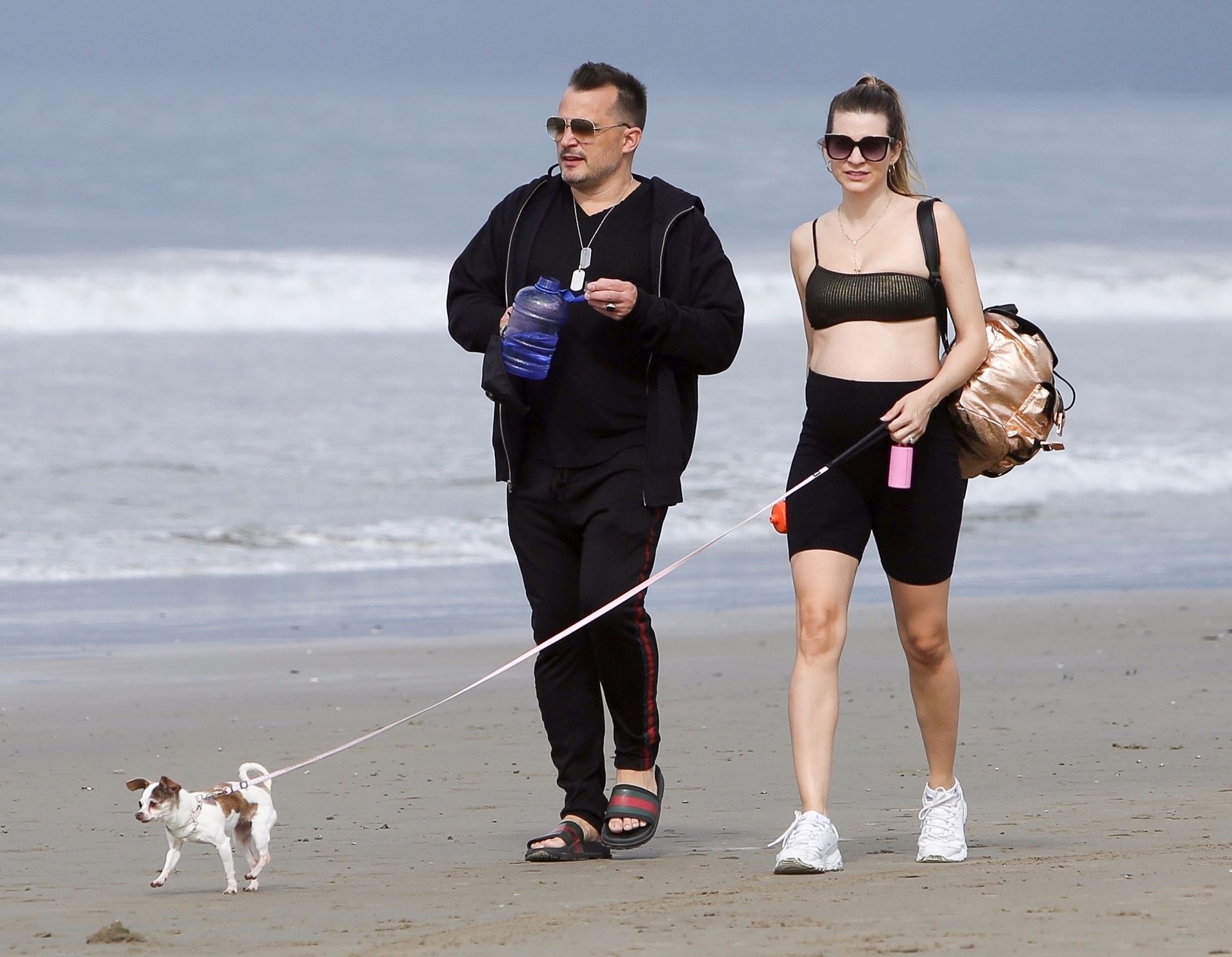 Rachel Mccord Wears A Mask And Shows Off Her Baby Bump At The Beach 0003