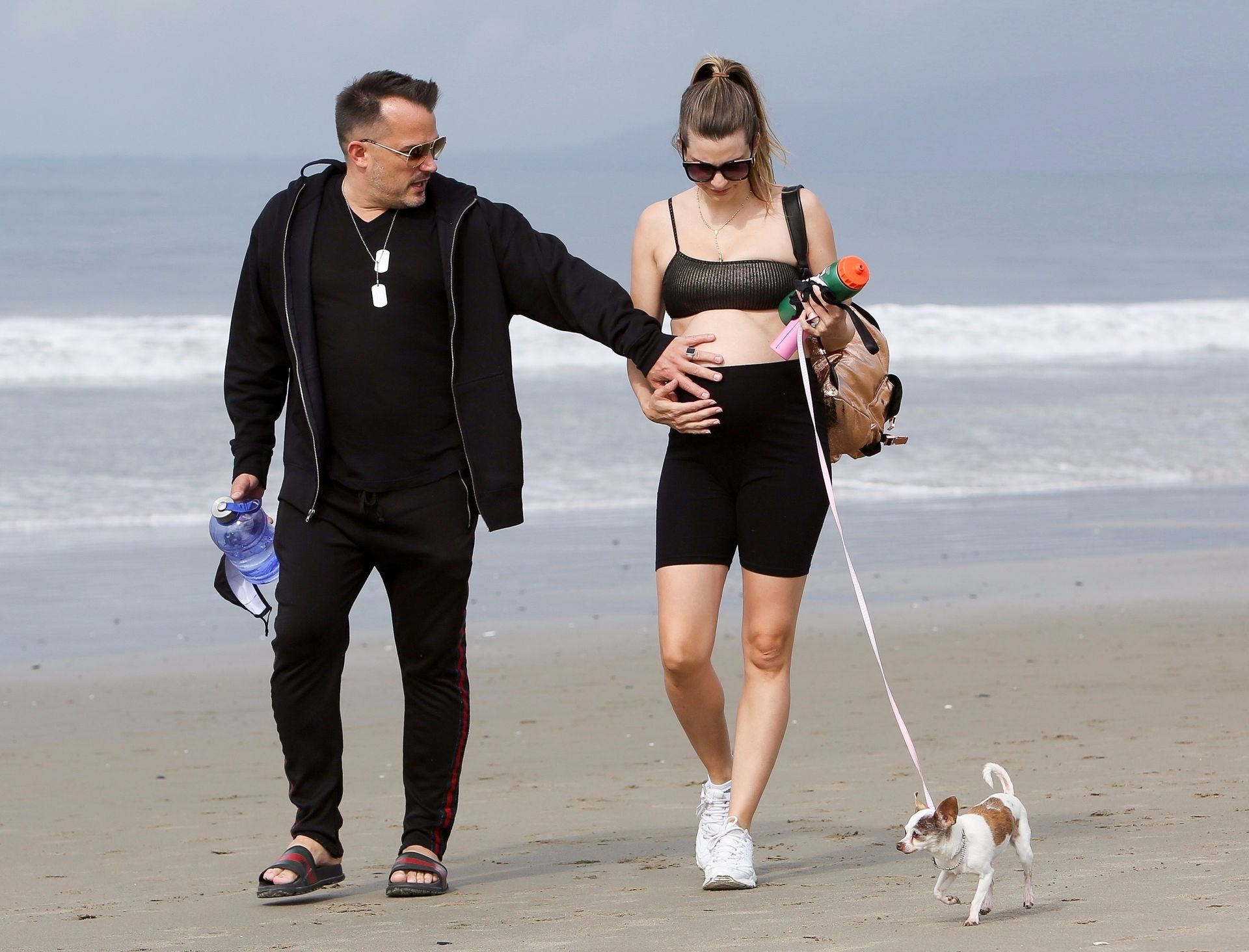 Rachel Mccord Wears A Mask And Shows Off Her Baby Bump At The Beach 0005