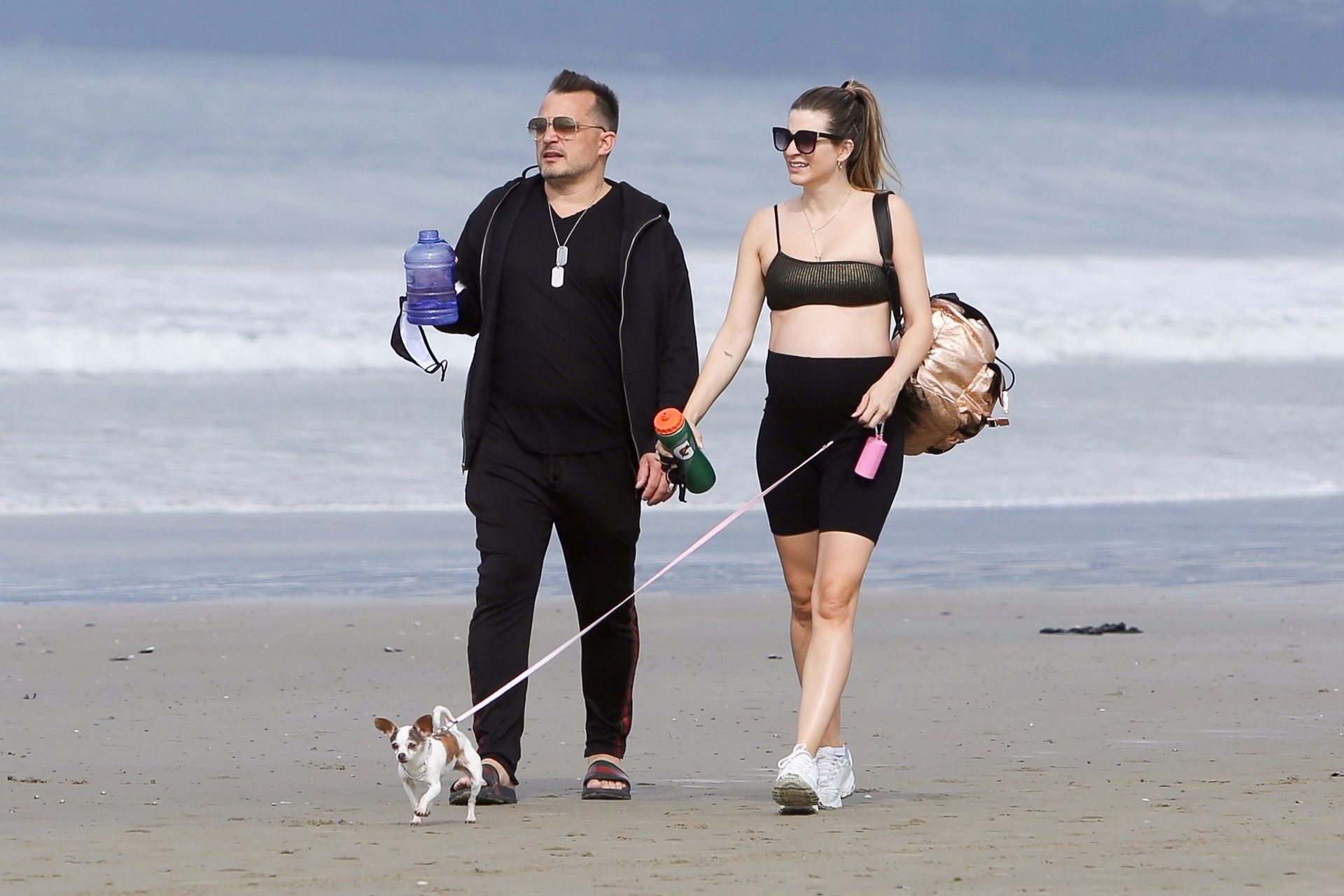 Rachel Mccord Wears A Mask And Shows Off Her Baby Bump At The Beach 0009