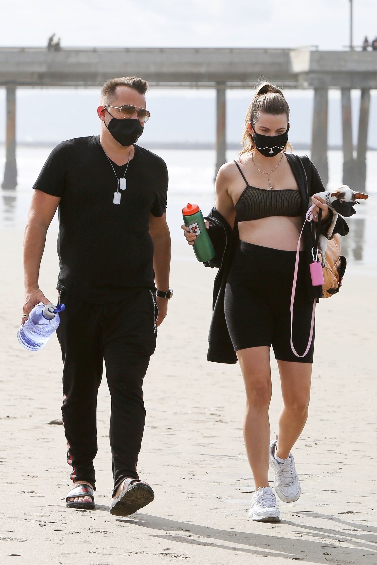 Rachel Mccord Wears A Mask And Shows Off Her Baby Bump At The Beach 0010