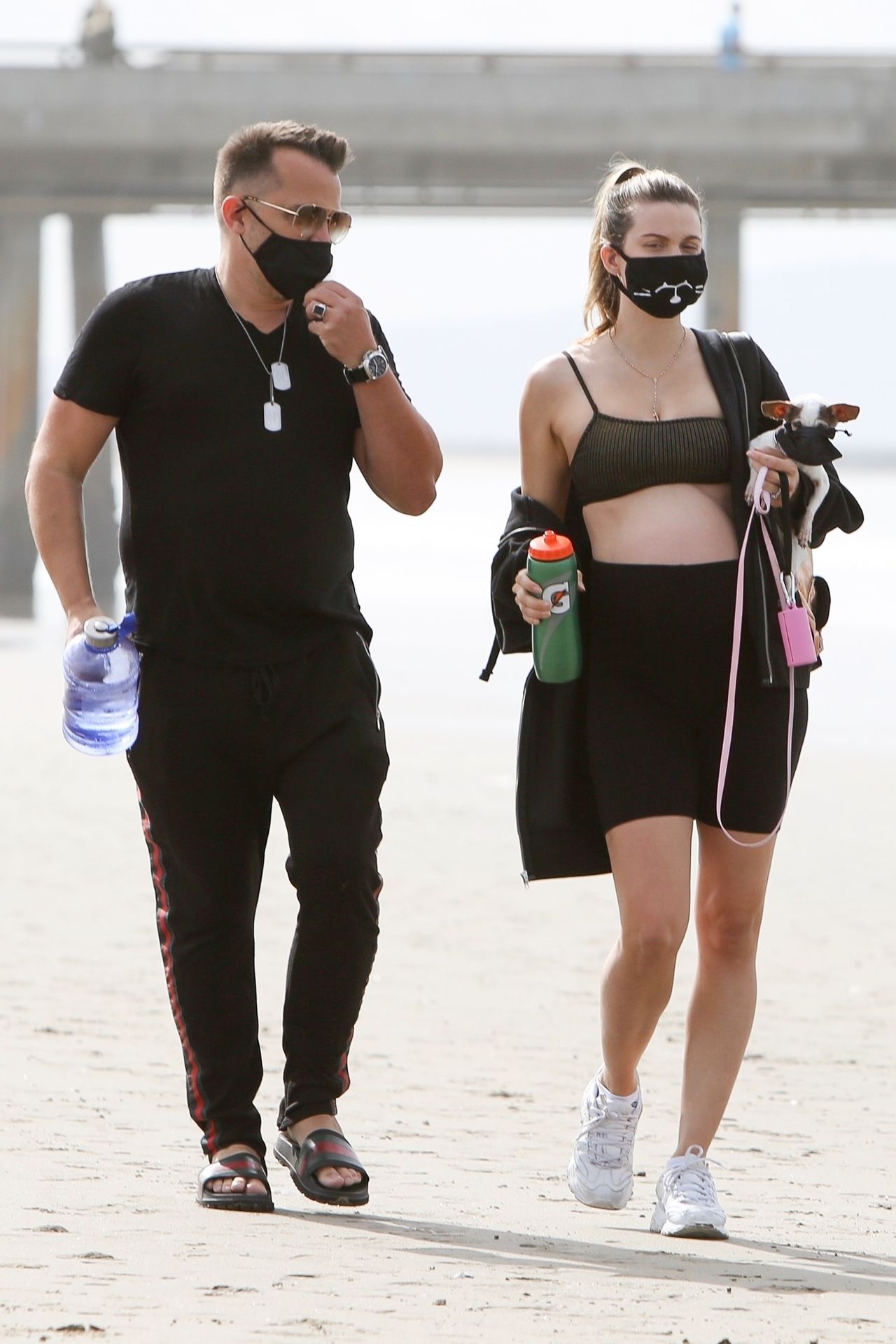 Rachel Mccord Wears A Mask And Shows Off Her Baby Bump At The Beach 0011