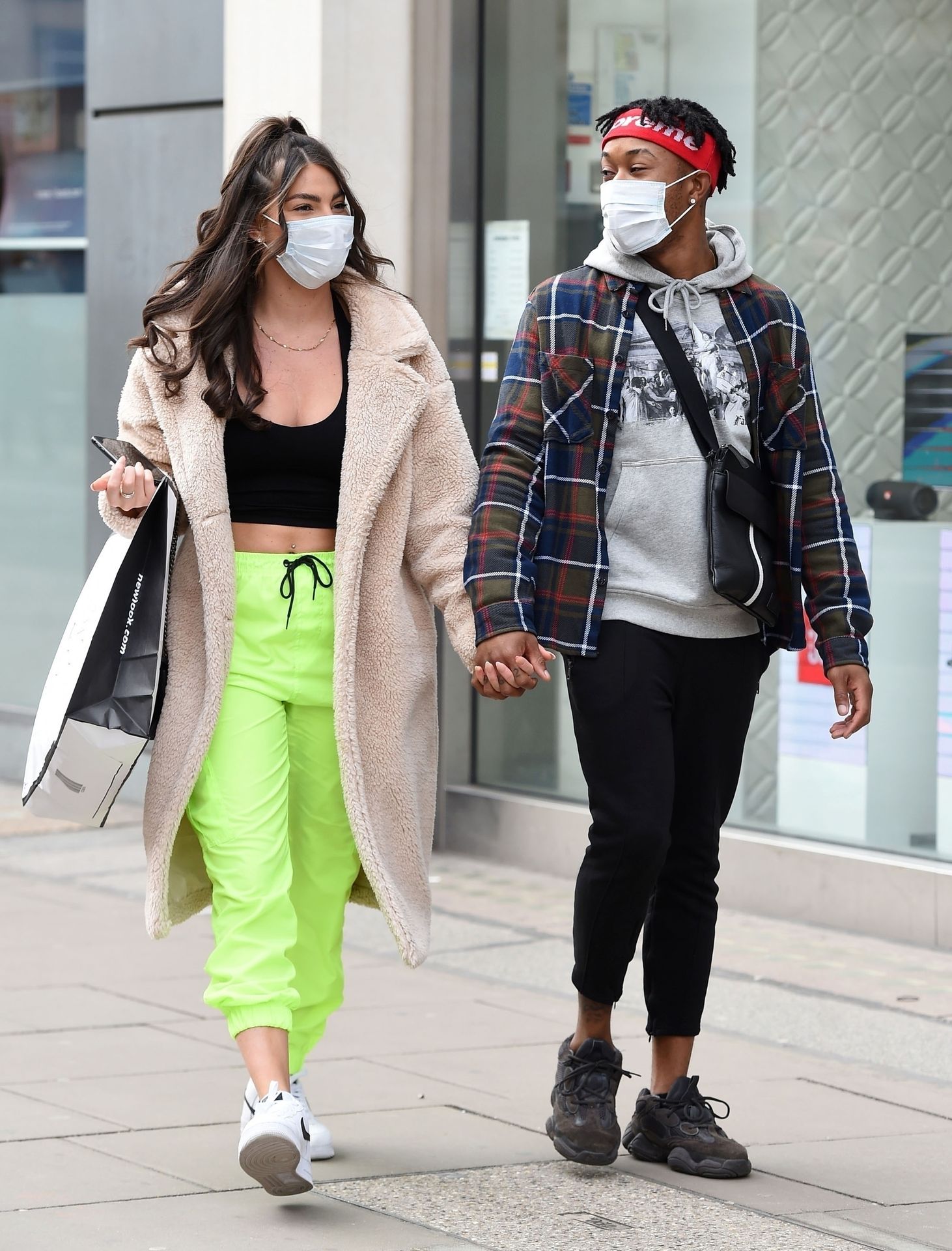 Rebecca Gormley & Biggs Chris Are Seen Kissing For The Cameras In London 0001