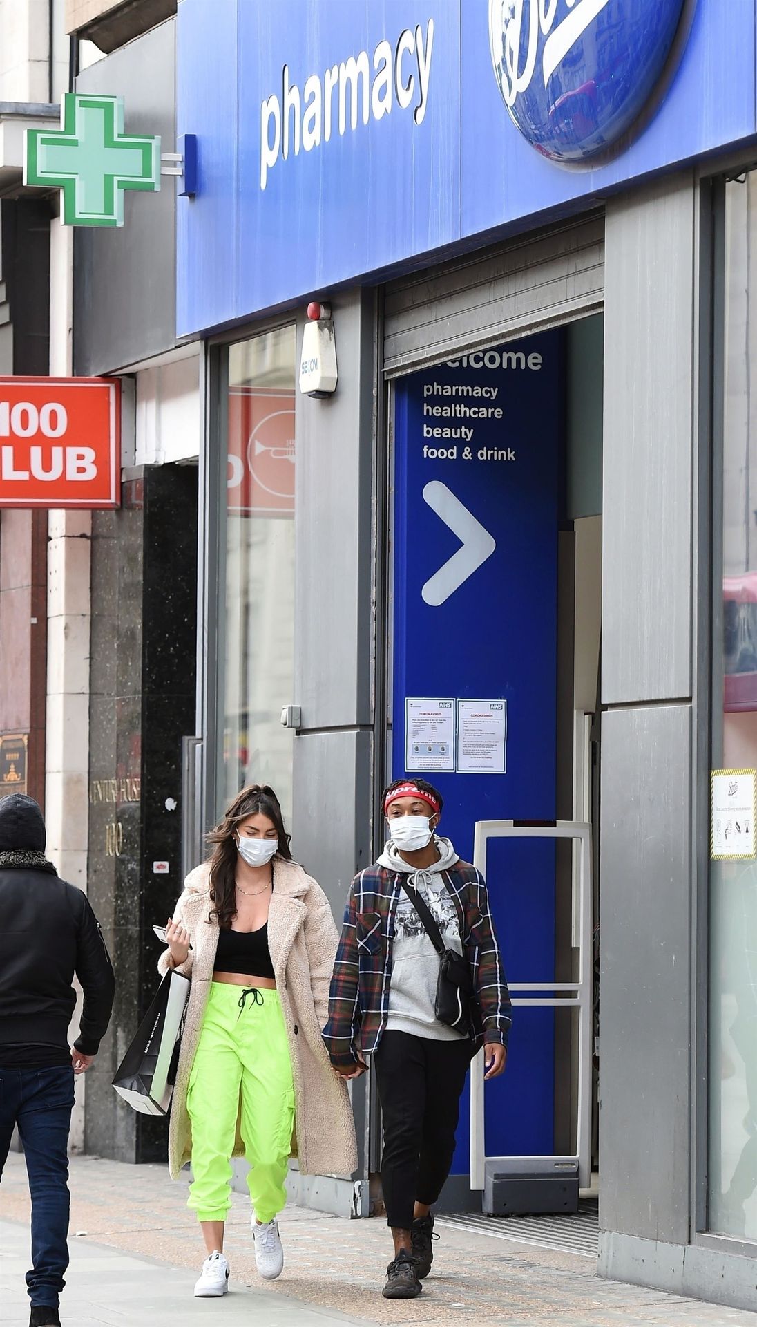 Rebecca Gormley & Biggs Chris Are Seen Kissing For The Cameras In London 0004