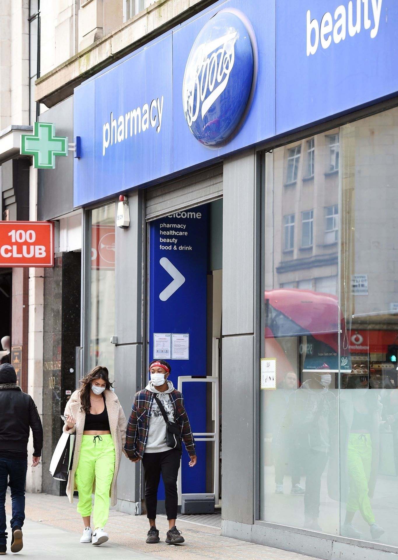 Rebecca Gormley & Biggs Chris Are Seen Kissing For The Cameras In London 0006
