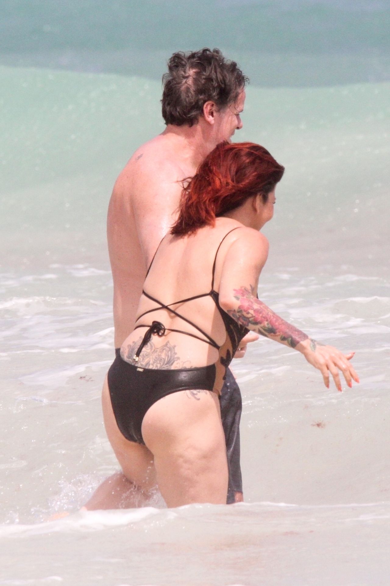 Slash’s Ex Wife Perla Ferrar Is Living Life On The Beach 0008