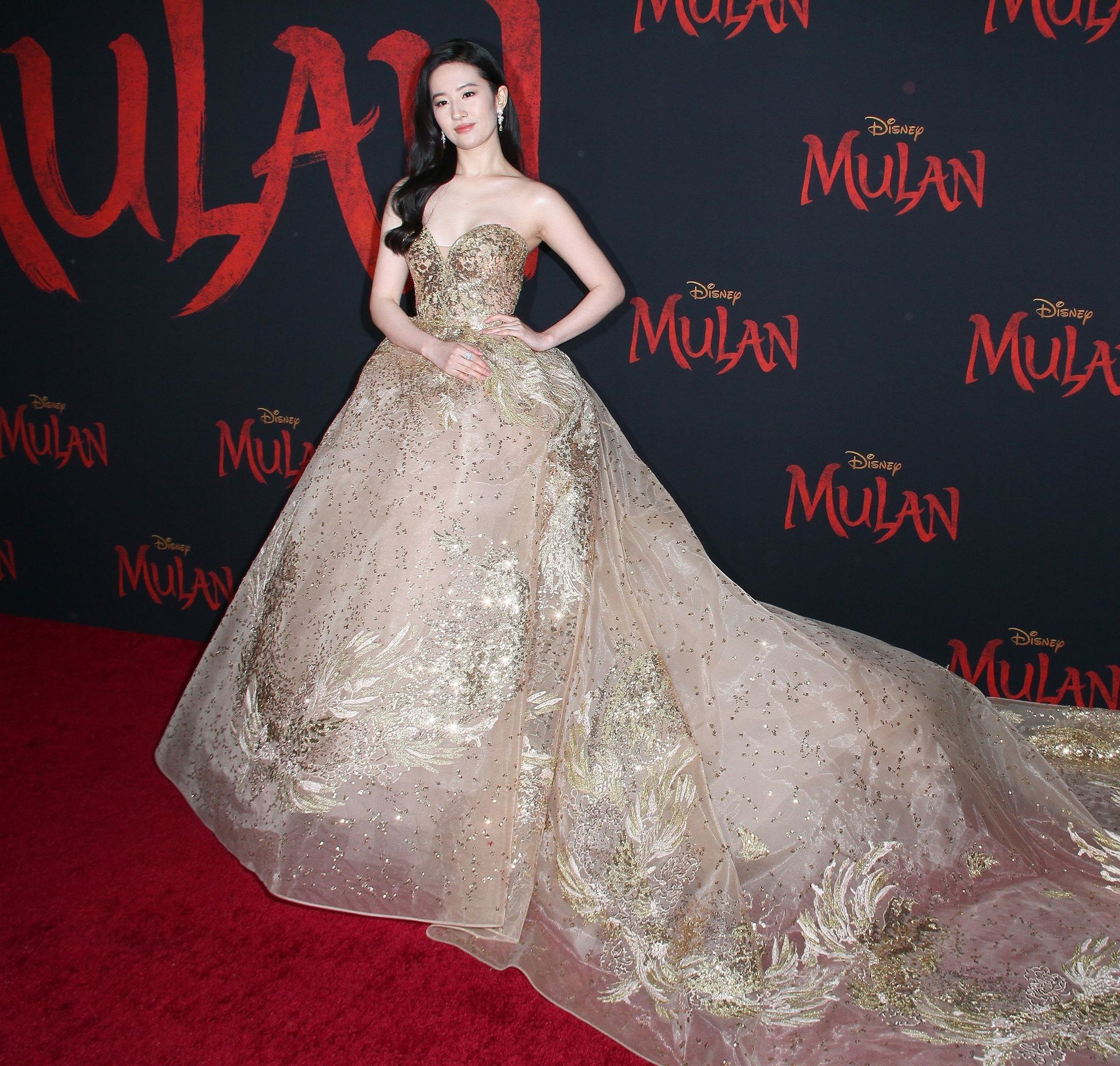 Yifei Liu Shines At The Premiere Of Mulan In Los Angeles 0002
