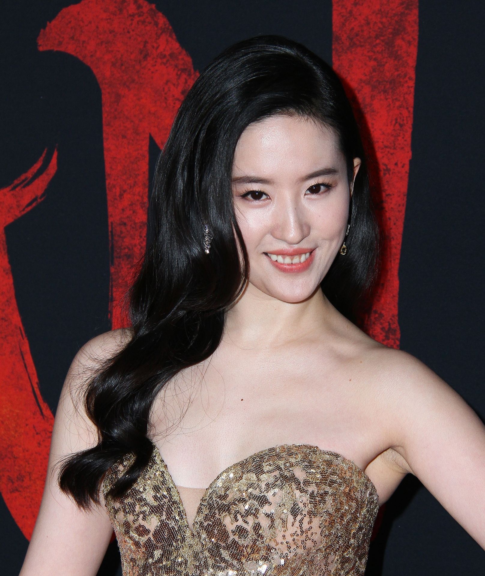 Yifei Liu Shines At The Premiere Of Mulan In Los Angeles 0003