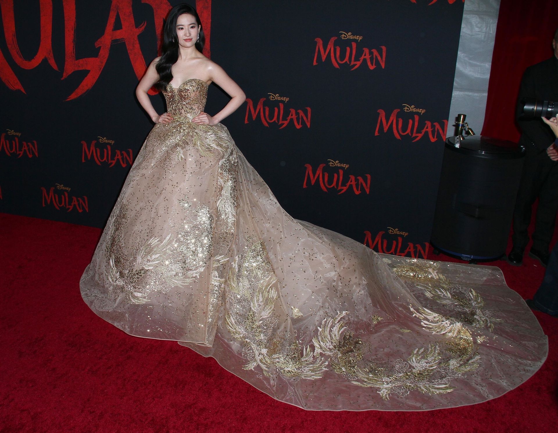 Yifei Liu Shines At The Premiere Of Mulan In Los Angeles 0007