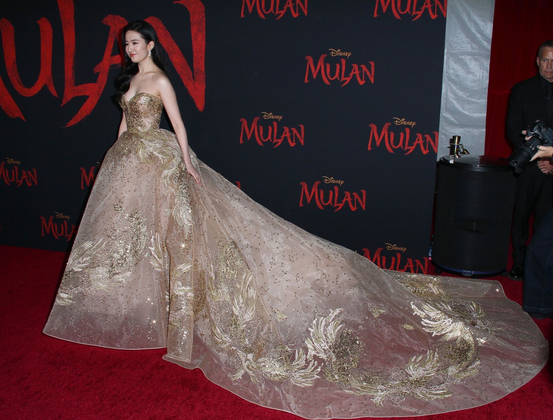 Yifei Liu Shines At The Premiere Of Mulan In Los Angeles 0008