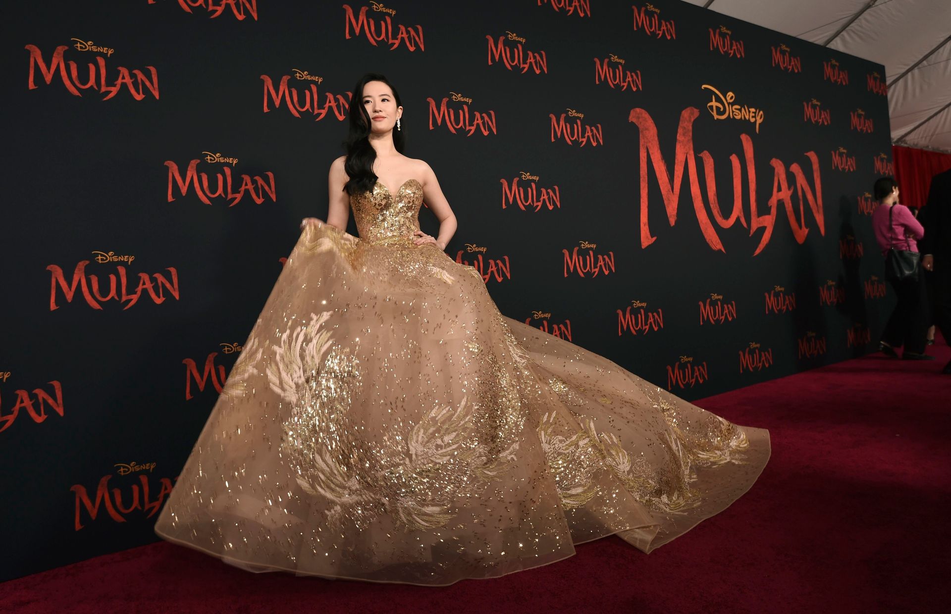 Yifei Liu Shines At The Premiere Of Mulan In Los Angeles 0012