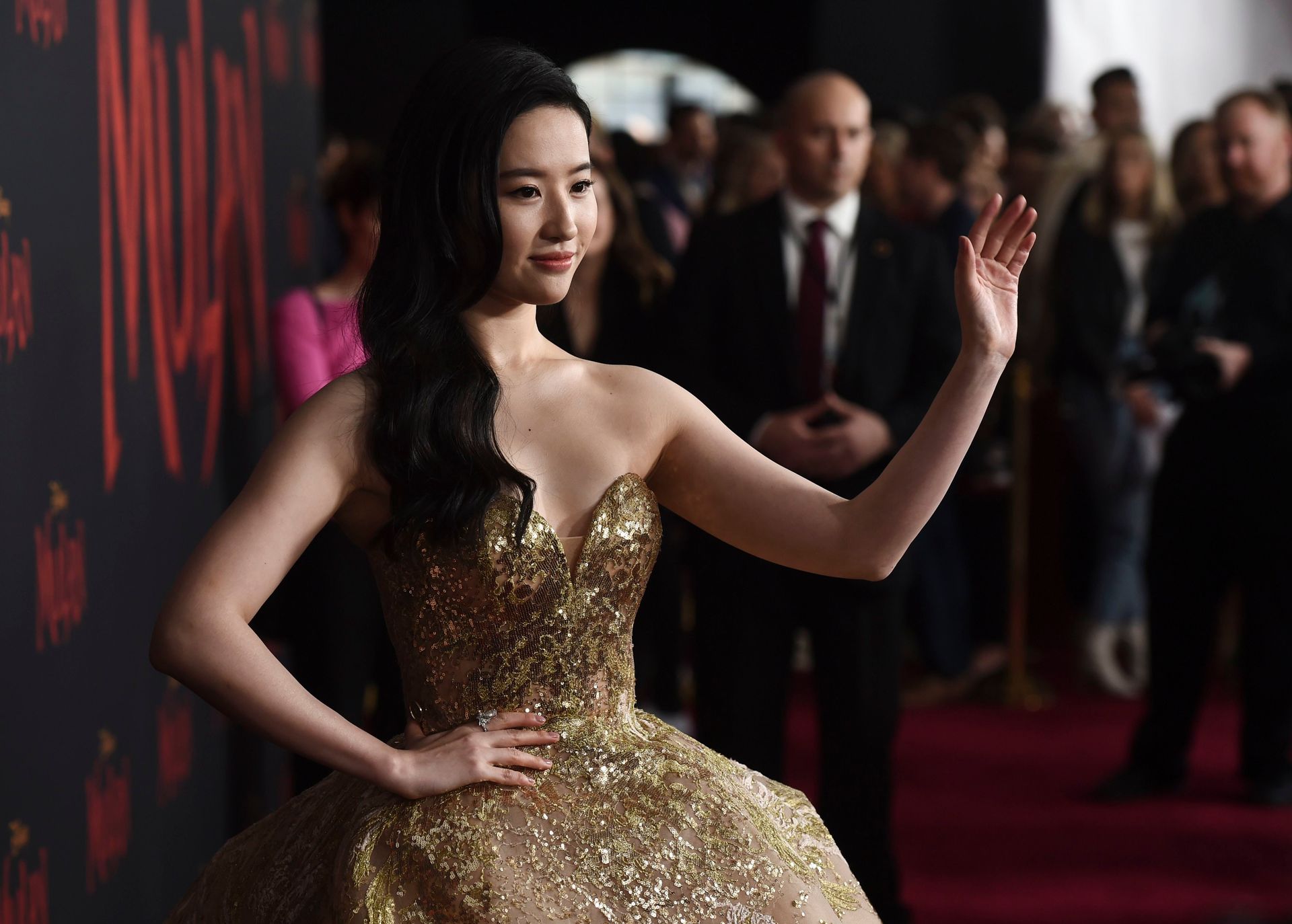 Yifei Liu Shines At The Premiere Of Mulan In Los Angeles 0013