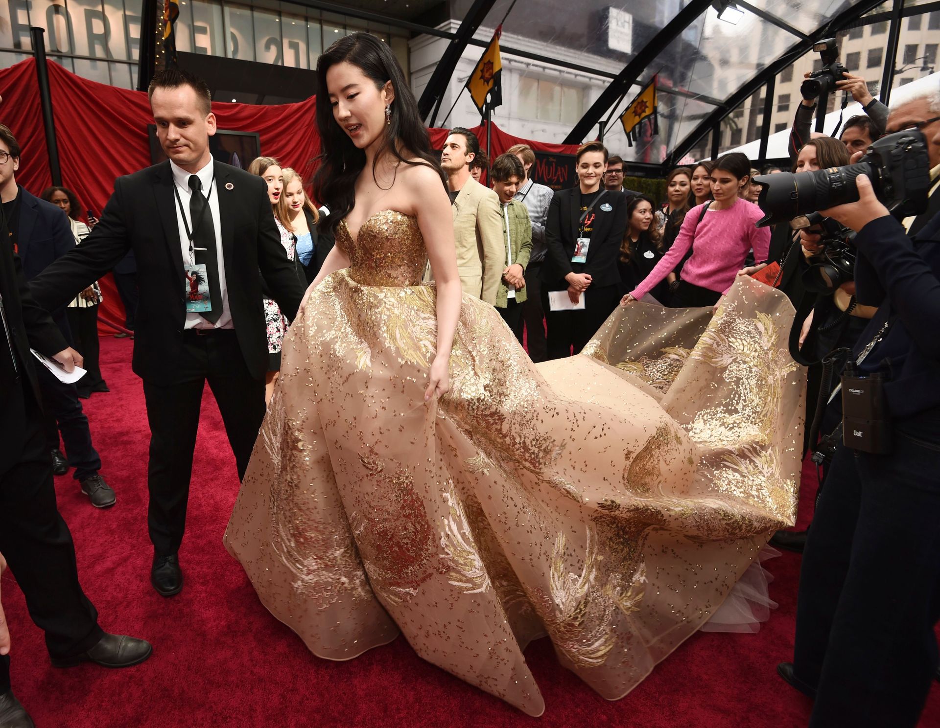 Yifei Liu Shines At The Premiere Of Mulan In Los Angeles 0014