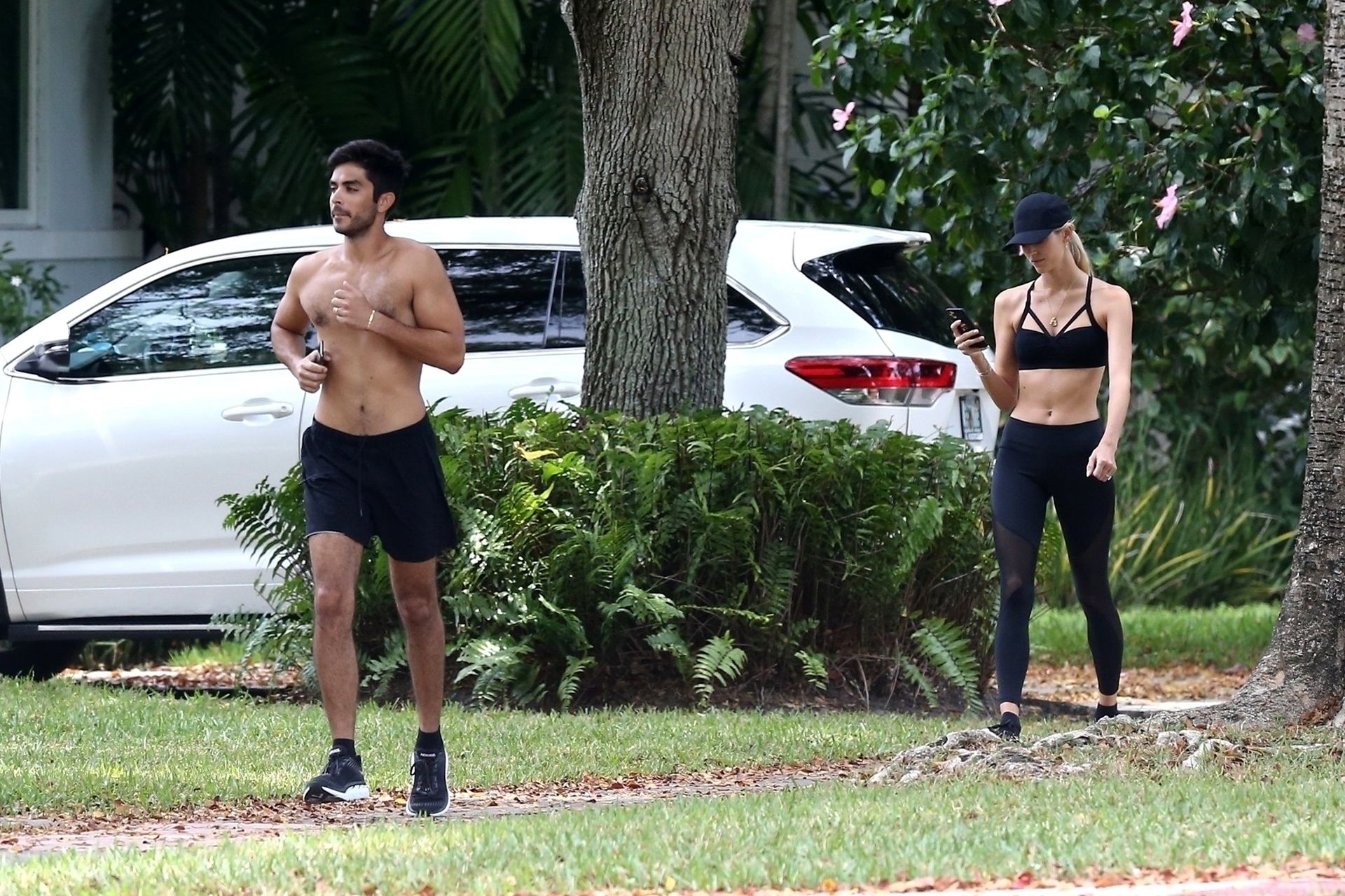 Devon Windsor & Jonathan Barbara Are A Couple That Works Out Together 0004