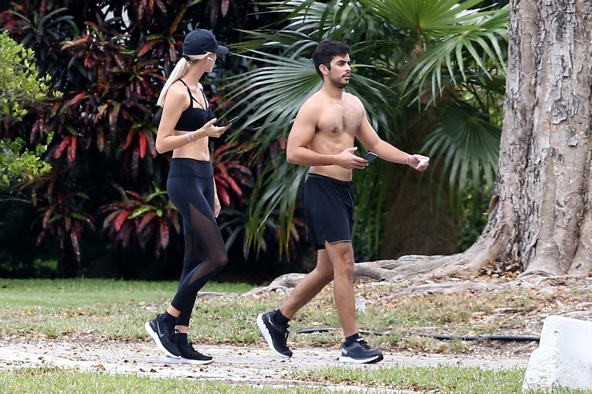 Devon Windsor & Jonathan Barbara Are A Couple That Works Out Together 0005