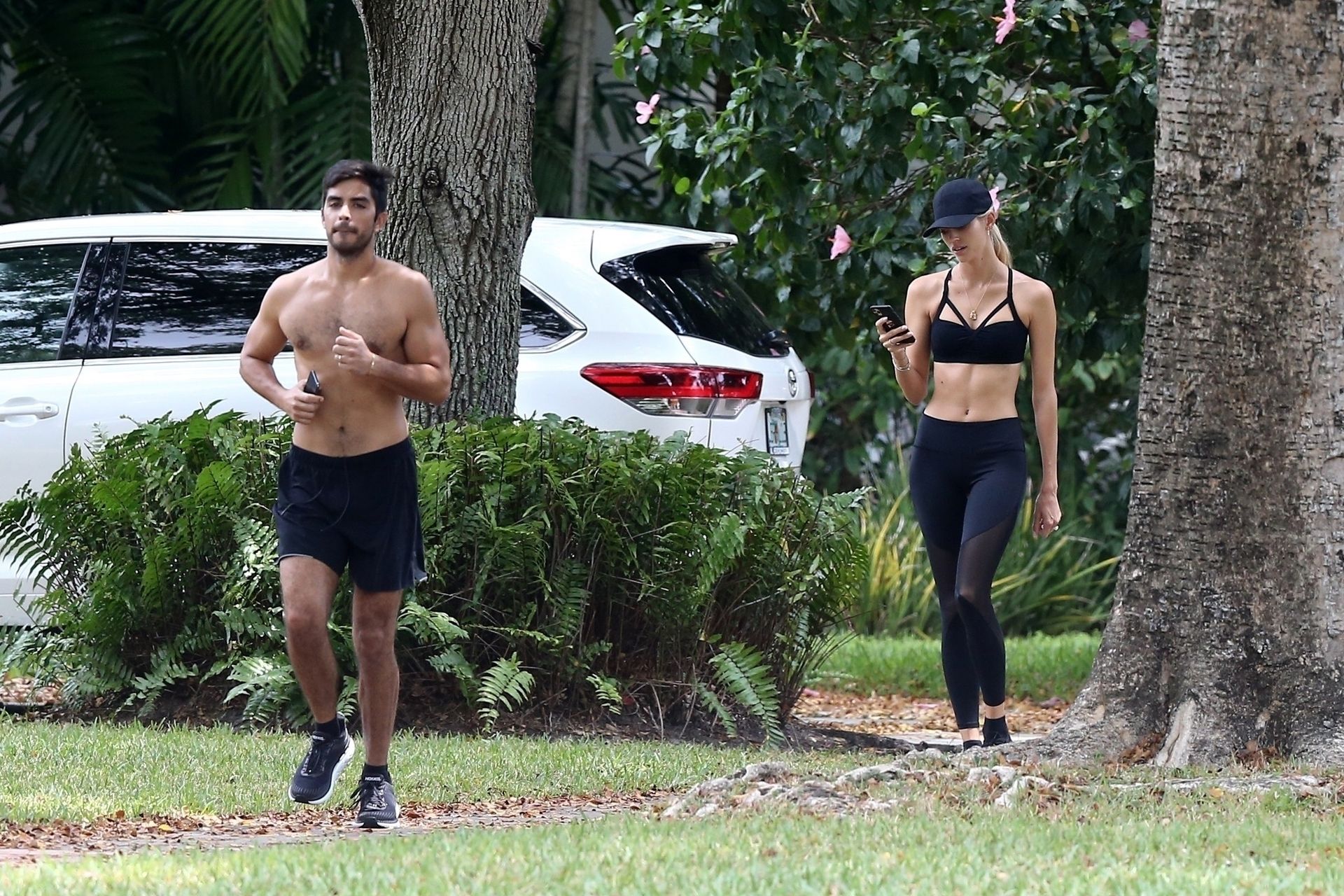 Devon Windsor & Jonathan Barbara Are A Couple That Works Out Together 0006