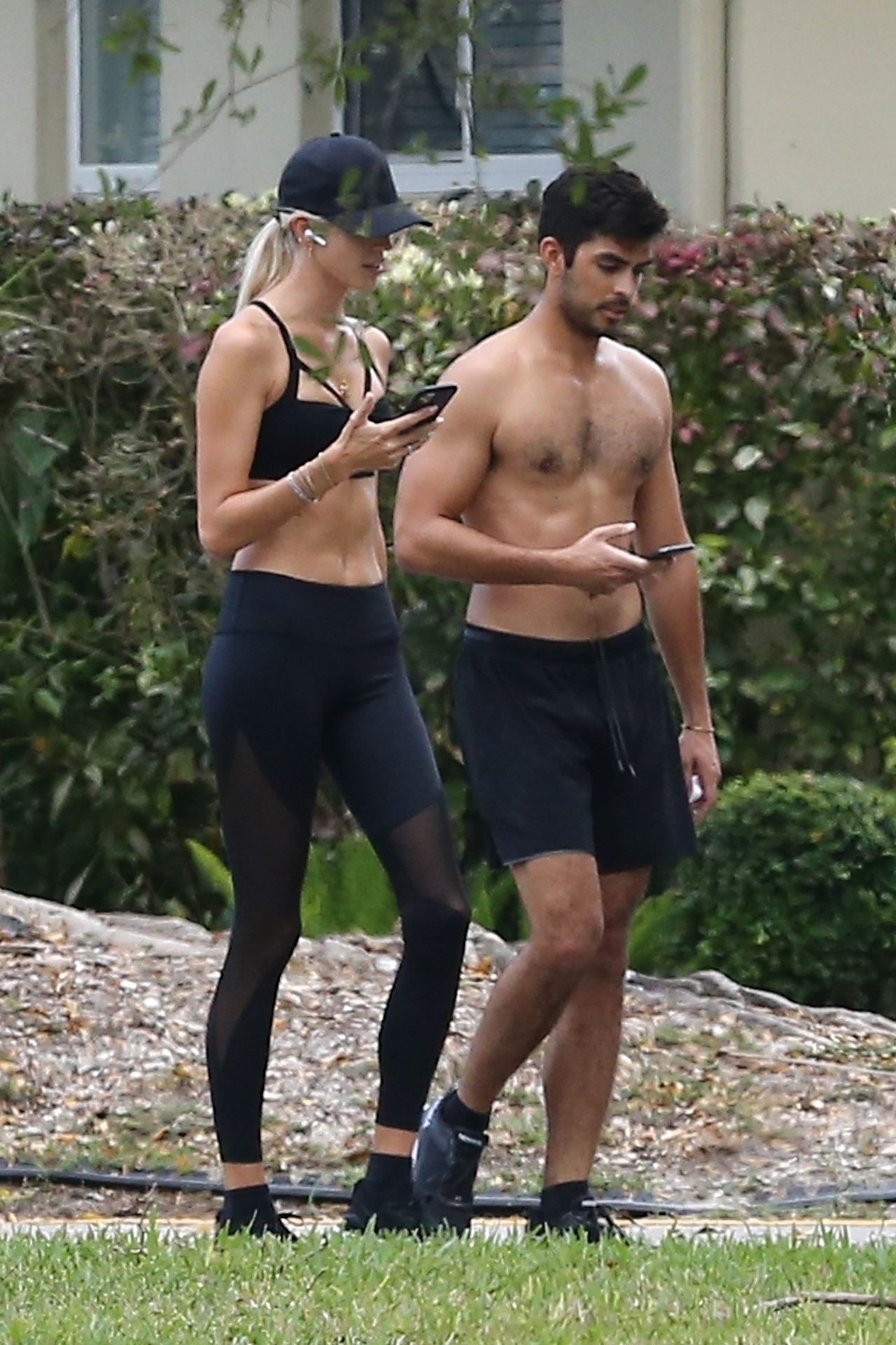 Devon Windsor & Jonathan Barbara Are A Couple That Works Out Together 0012