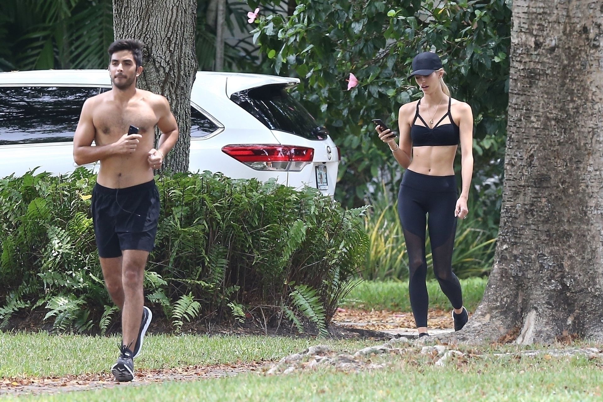 Devon Windsor & Jonathan Barbara Are A Couple That Works Out Together 0014