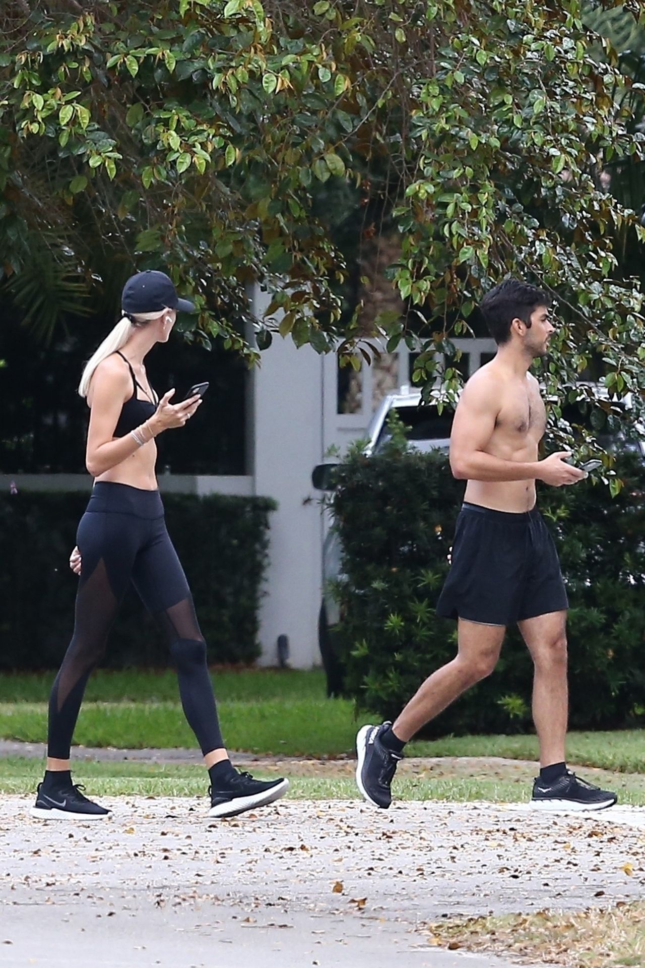 Devon Windsor & Jonathan Barbara Are A Couple That Works Out Together 0015