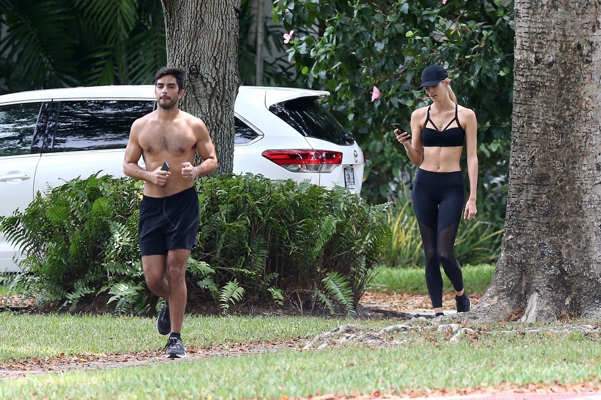 Devon Windsor & Jonathan Barbara Are A Couple That Works Out Together 0017
