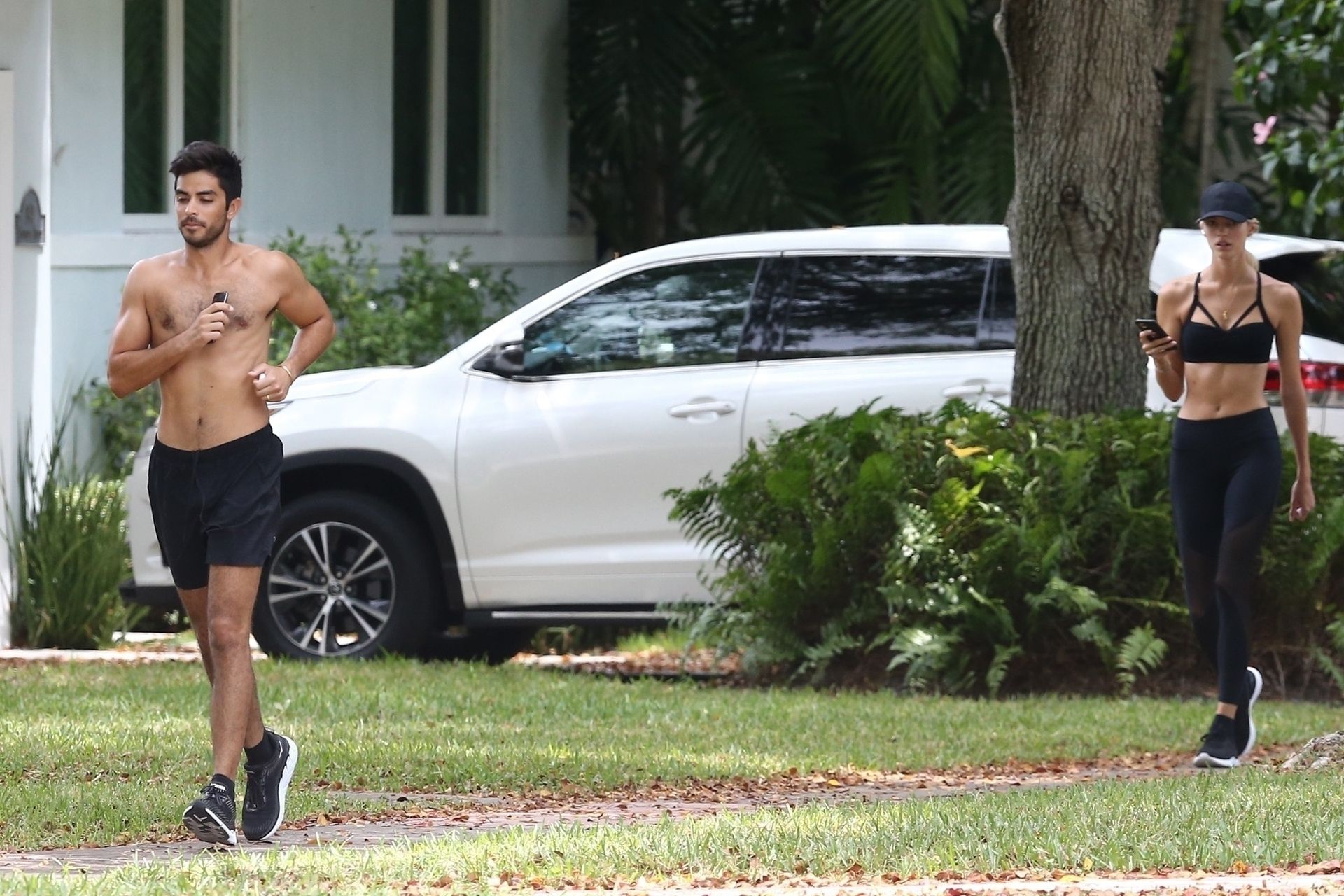 Devon Windsor & Jonathan Barbara Are A Couple That Works Out Together 0029