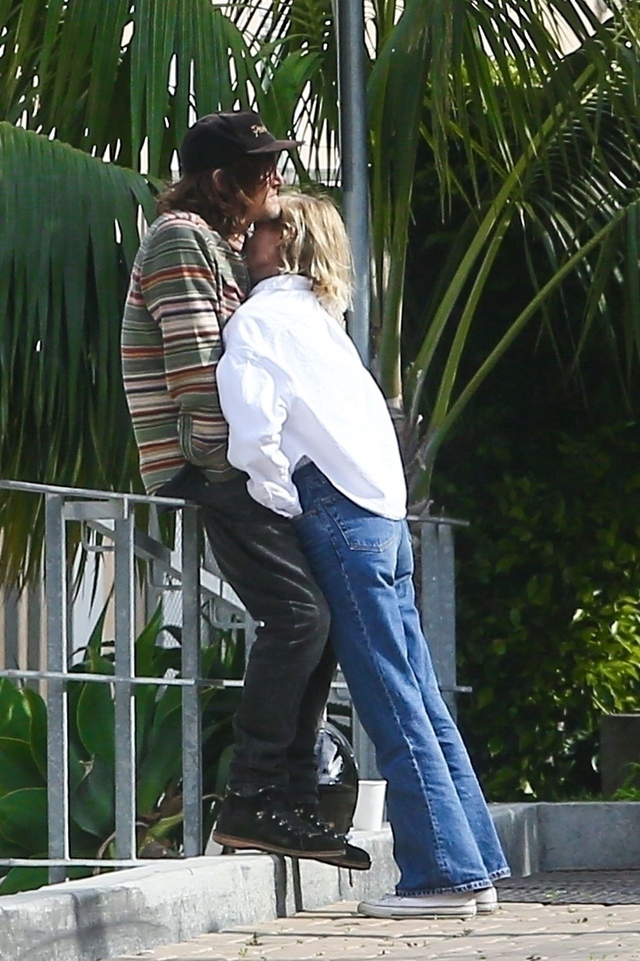 Diane Kruger & Norman Reedus Put On A Sweet Pda Display In Malibu 0011