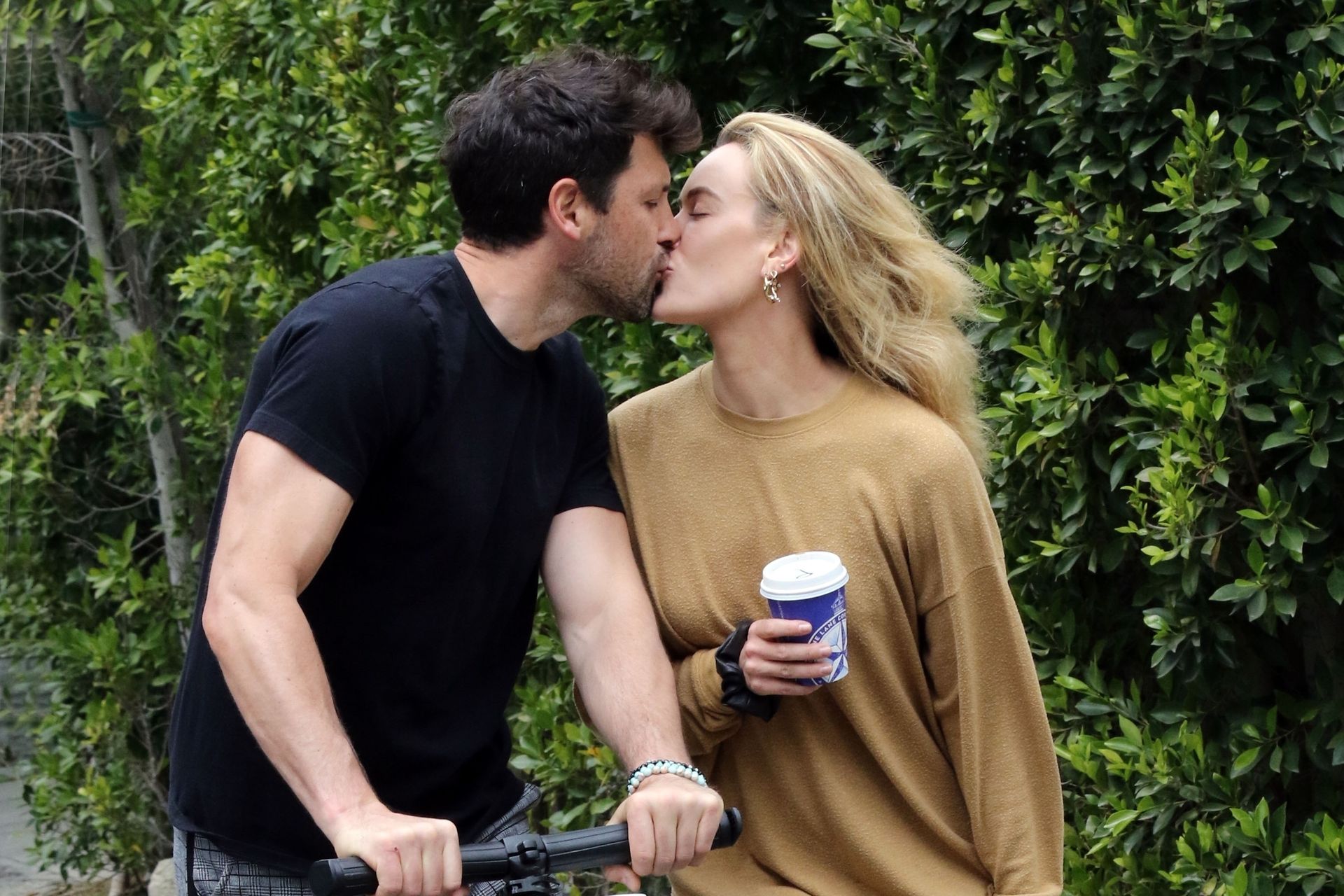 Maksim Chmerkovskiy & Peta Murgatroyd Show Some Pda 0002