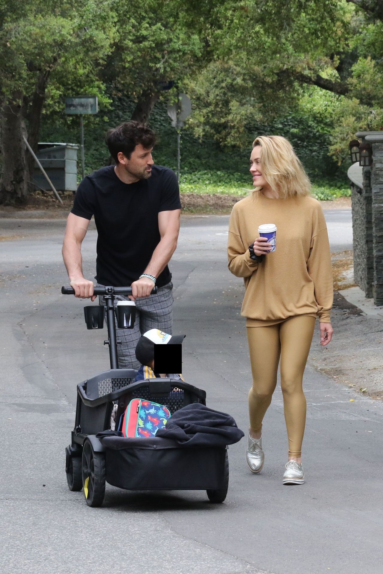 Maksim Chmerkovskiy & Peta Murgatroyd Show Some Pda 0003