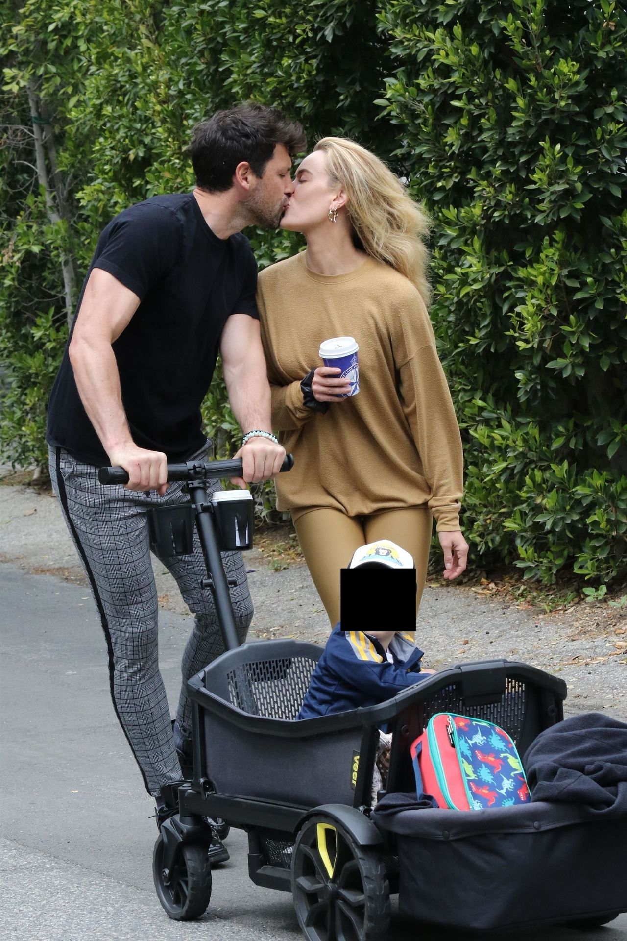 Maksim Chmerkovskiy & Peta Murgatroyd Show Some Pda 0004