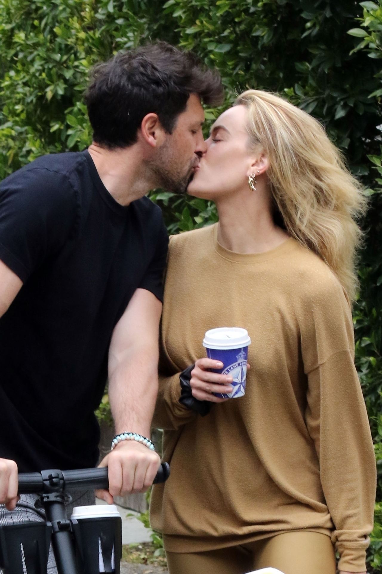 Maksim Chmerkovskiy & Peta Murgatroyd Show Some Pda 0005