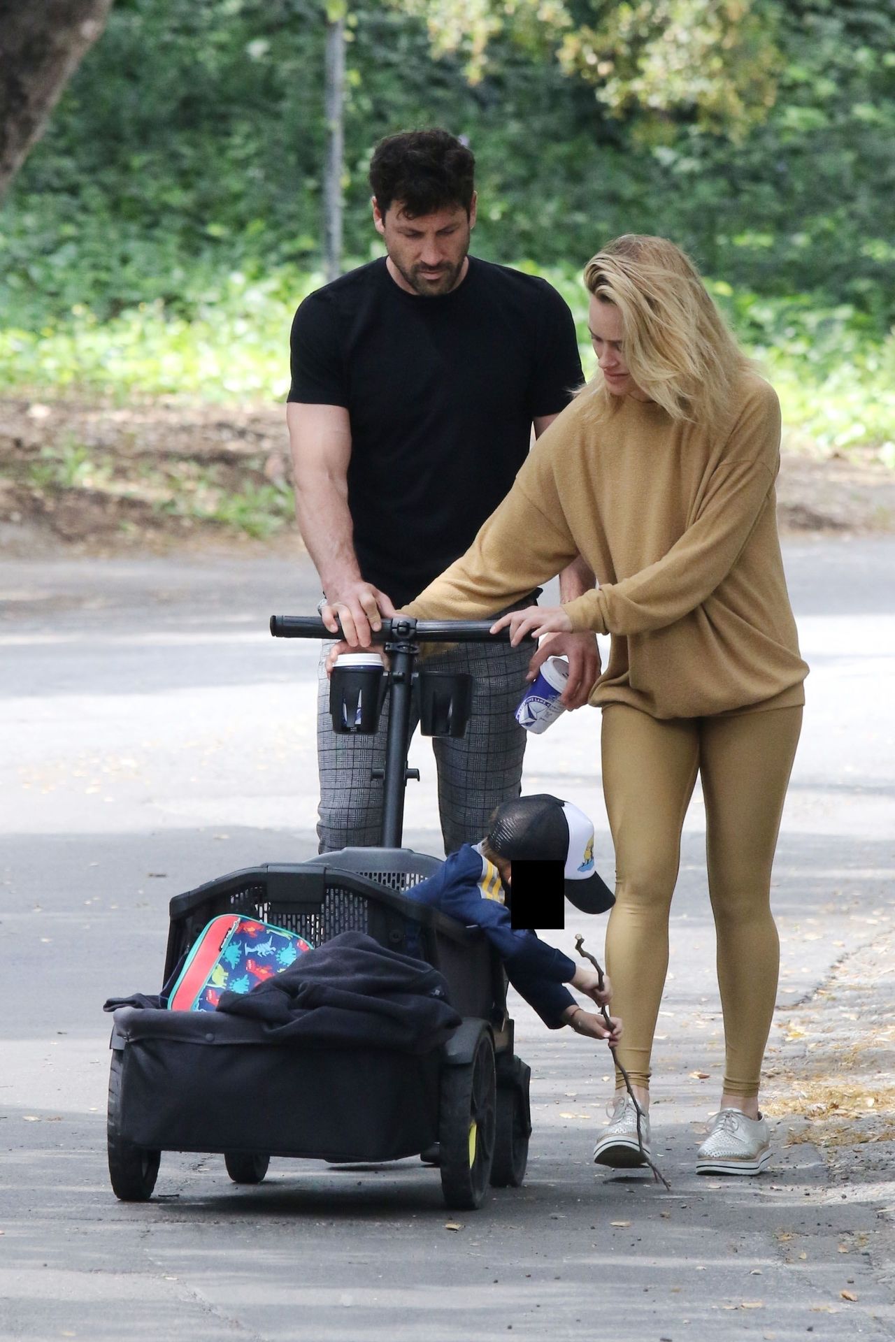 Maksim Chmerkovskiy & Peta Murgatroyd Show Some Pda 0008