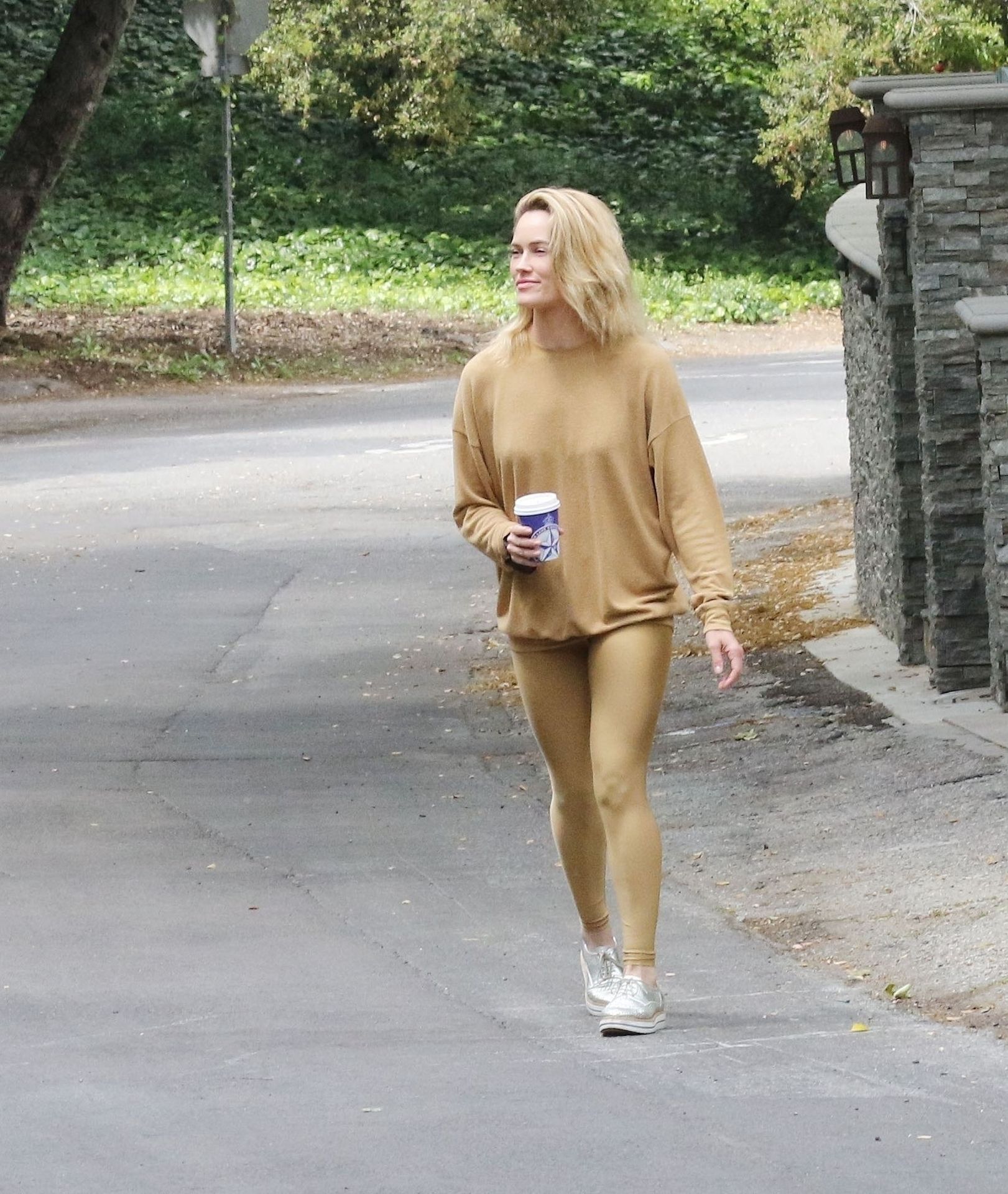 Maksim Chmerkovskiy & Peta Murgatroyd Show Some Pda 0010