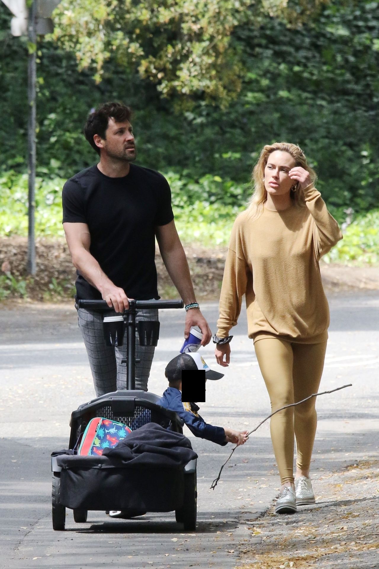 Maksim Chmerkovskiy & Peta Murgatroyd Show Some Pda 0011