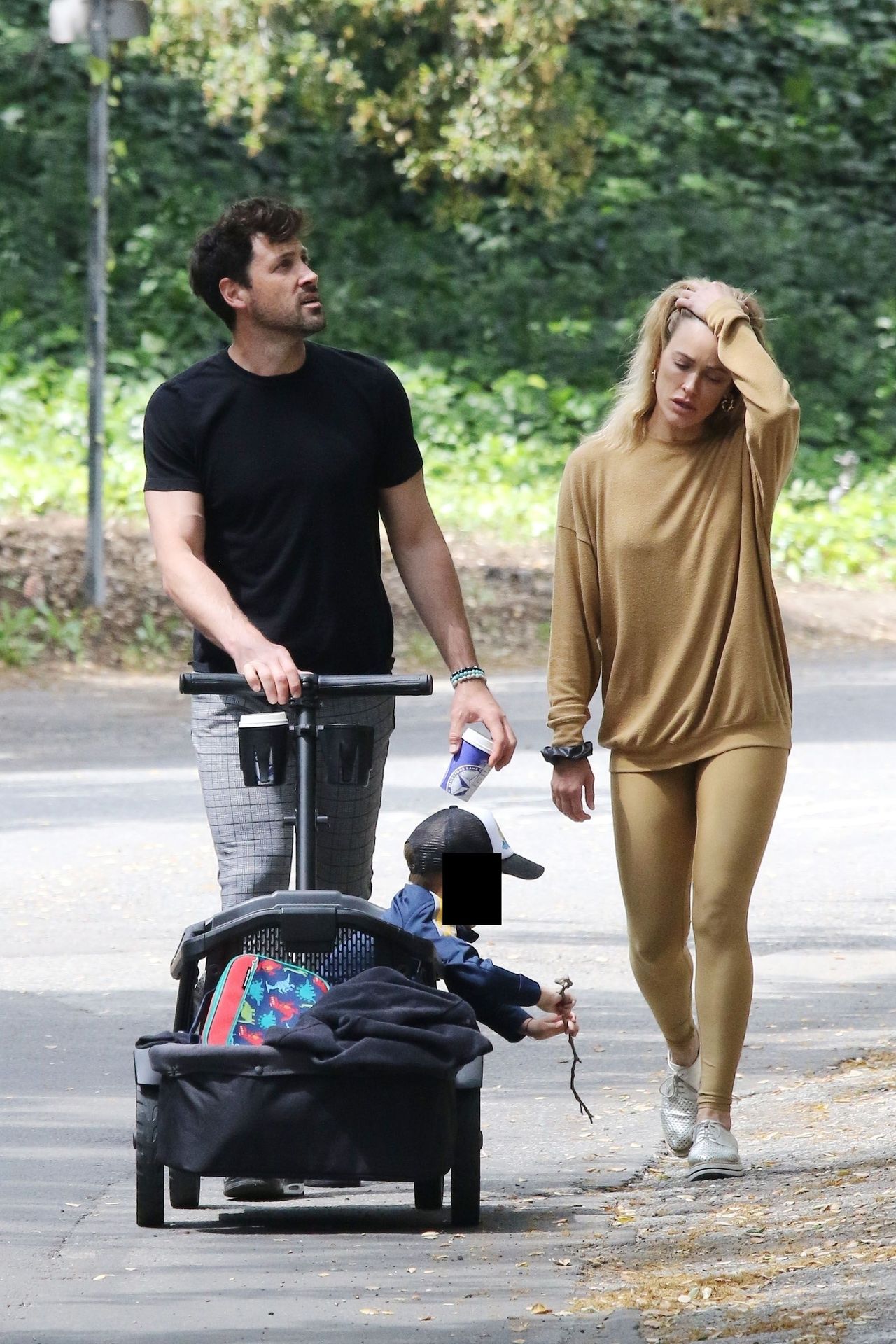 Maksim Chmerkovskiy & Peta Murgatroyd Show Some Pda 0012