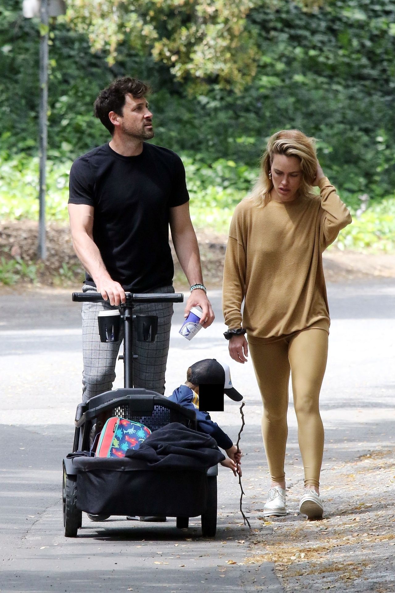 Maksim Chmerkovskiy & Peta Murgatroyd Show Some Pda 0013